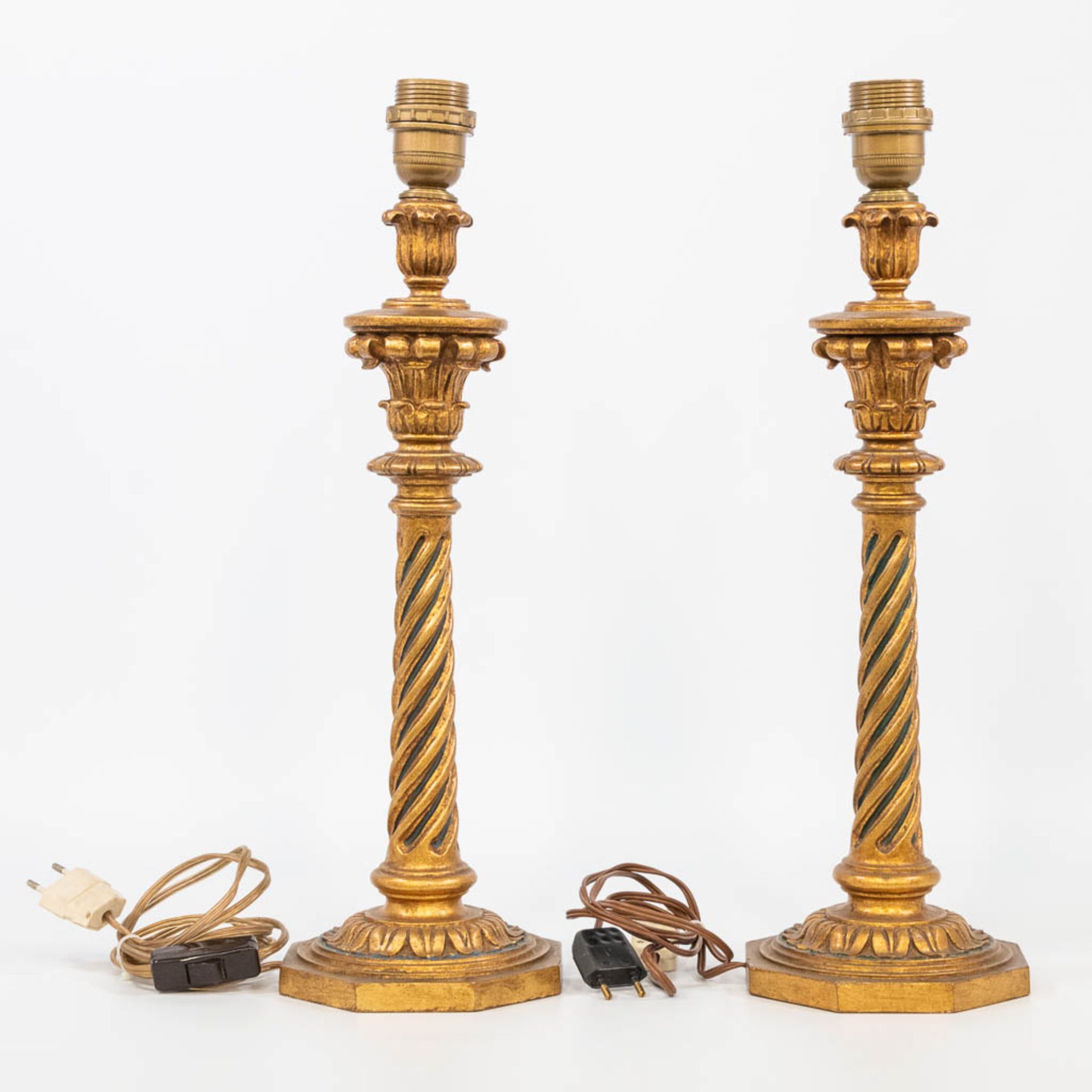 A pair of table lamps made of gilt sculptured wood. (42 x 15 cm) - Bild 3 aus 10