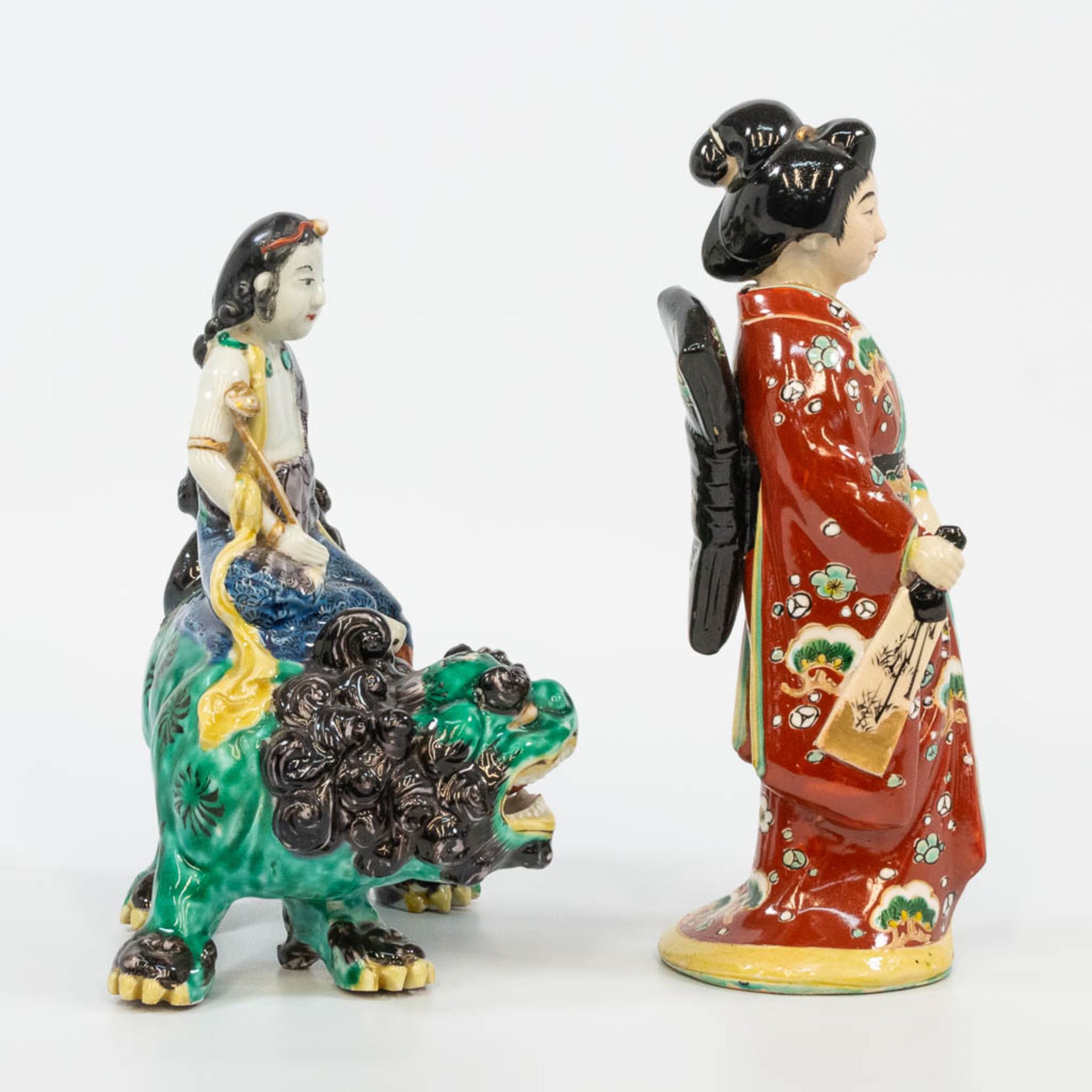 A collection of 3 Chinese earthenware and porcelain statues. (8 x 9 x 26 cm) - Bild 6 aus 15
