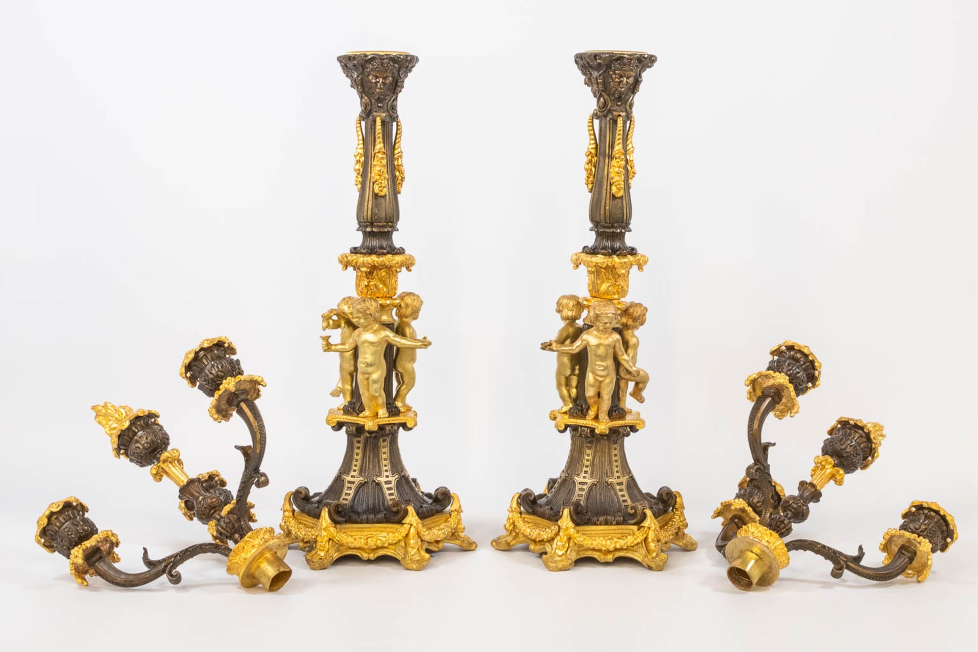 A pair of candelabra decorated with putti, combination of patinated and gilt bronze. 19th century. ( - Bild 7 aus 13