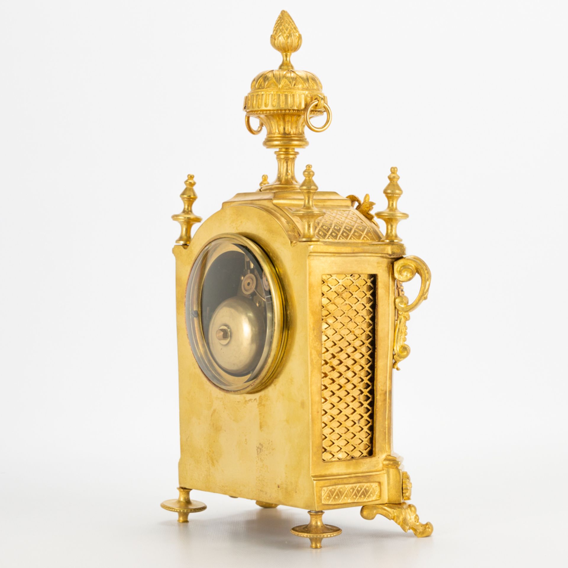 A ormolu gilt table clock made of bronze. 19th century. (10 x 17 x 31 cm) - Image 6 of 16