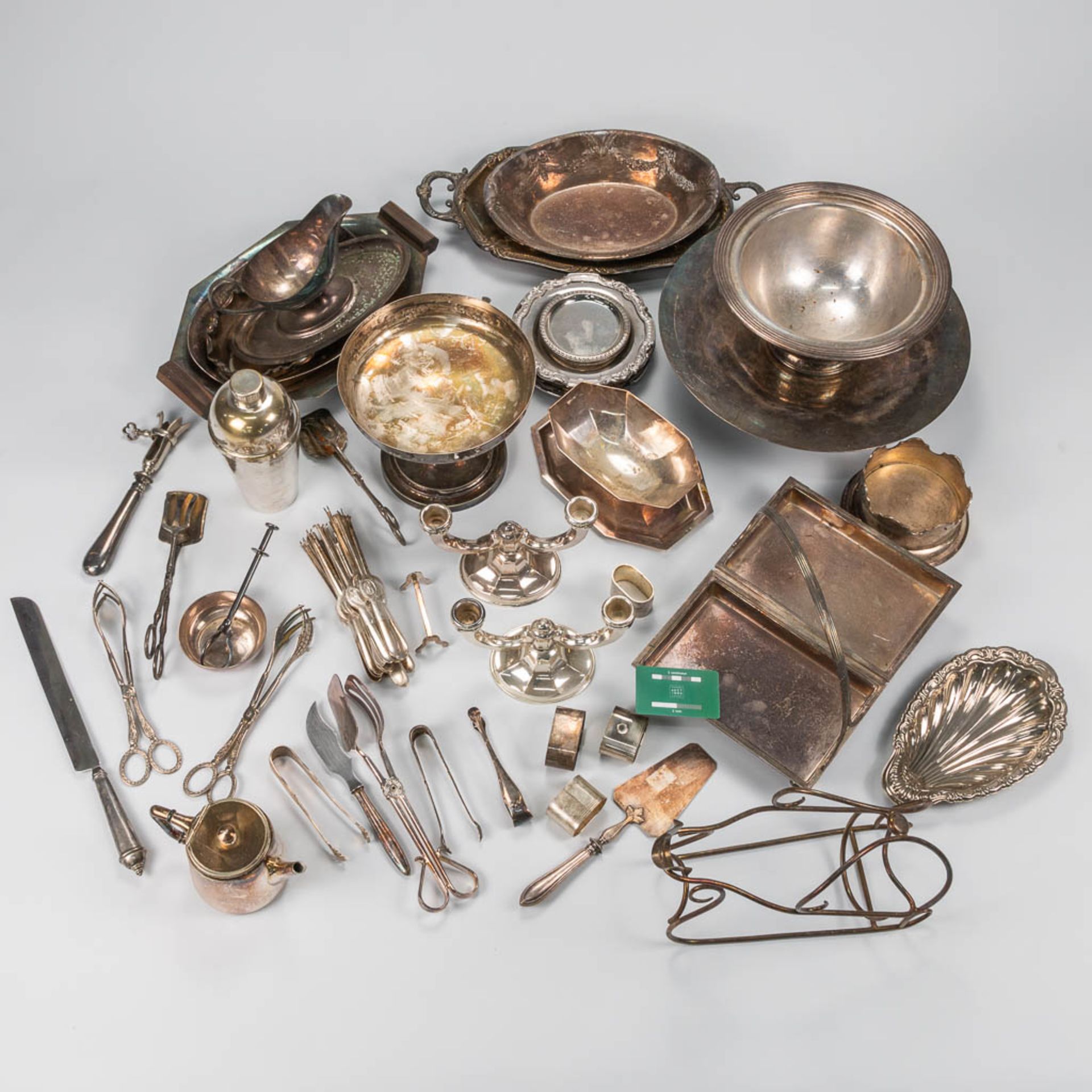 A large collection of silver and silver-plated items.  - Bild 2 aus 7