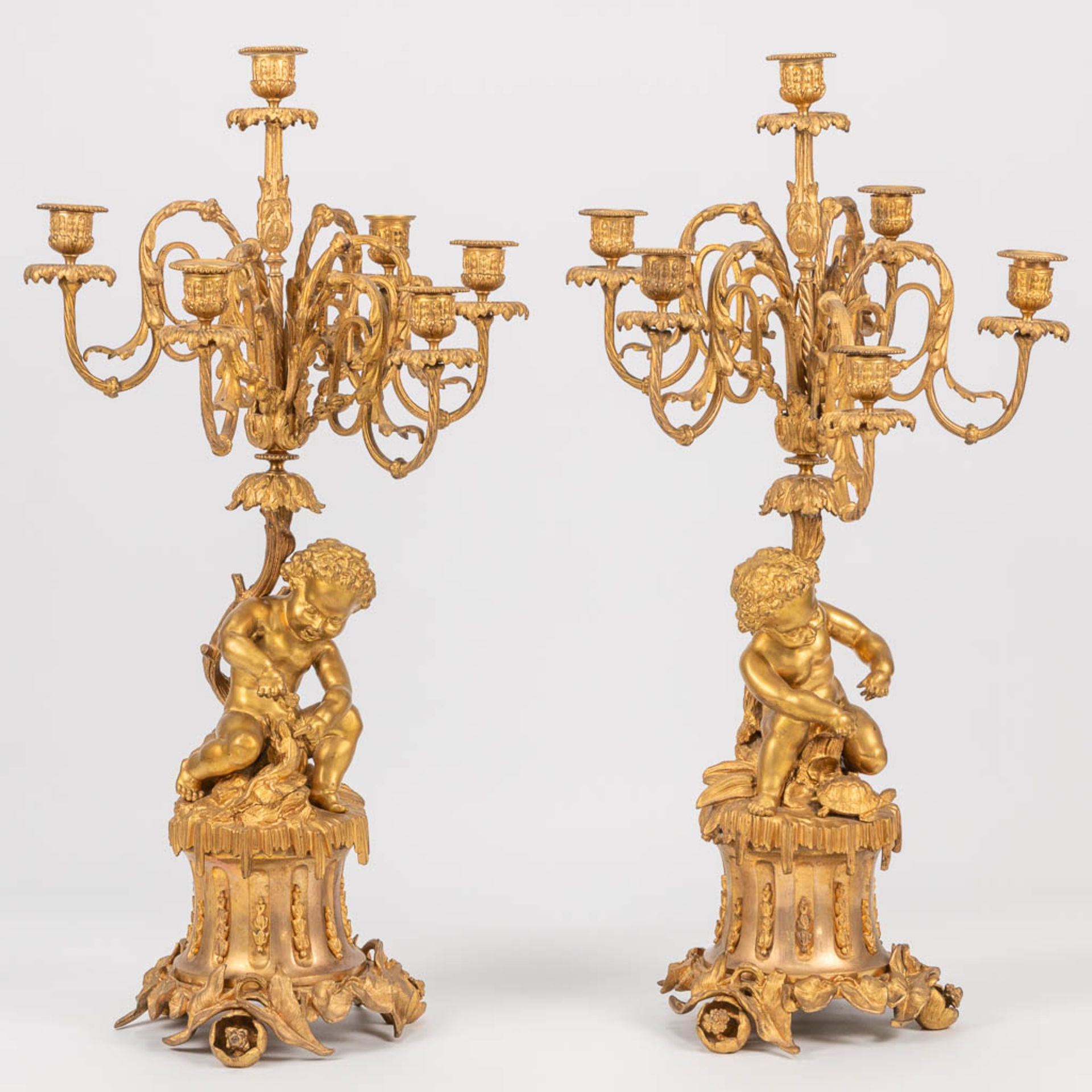 A pair of neoclassical candelabra decorated with putti, playing with pets. 19th century. (30 x 33 x  - Bild 10 aus 17