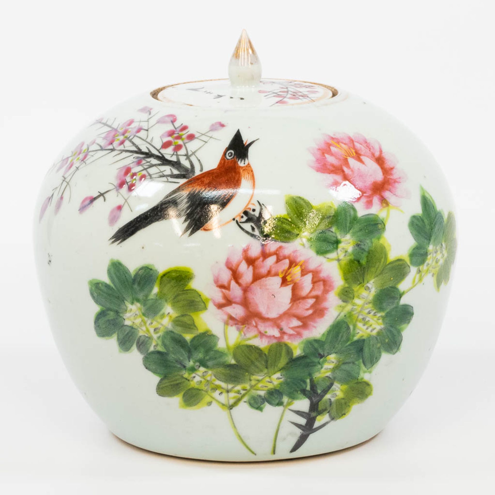 A Chinese ginger jar with hand-painted decor. (21,5 x 21 cm)