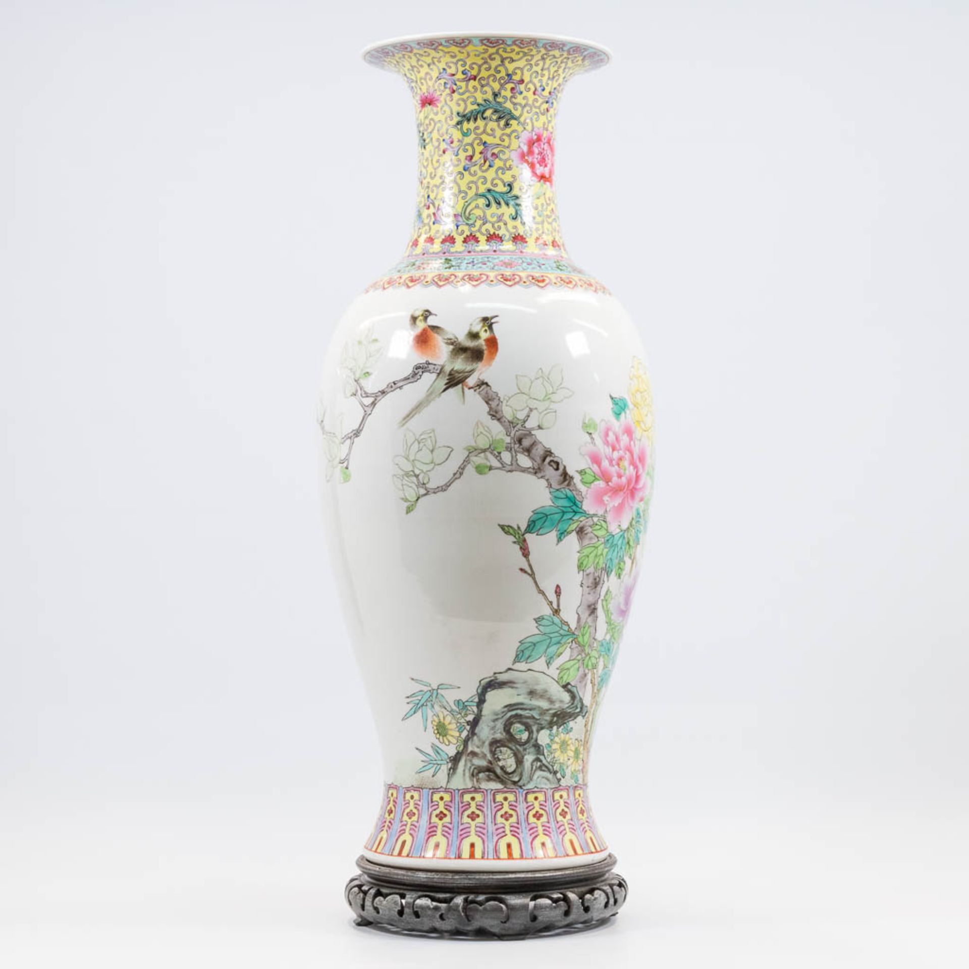 A  Chinese vase with decor of peonies and birds. The second half of the 20th century. (60 x 26 cm) - Bild 5 aus 13