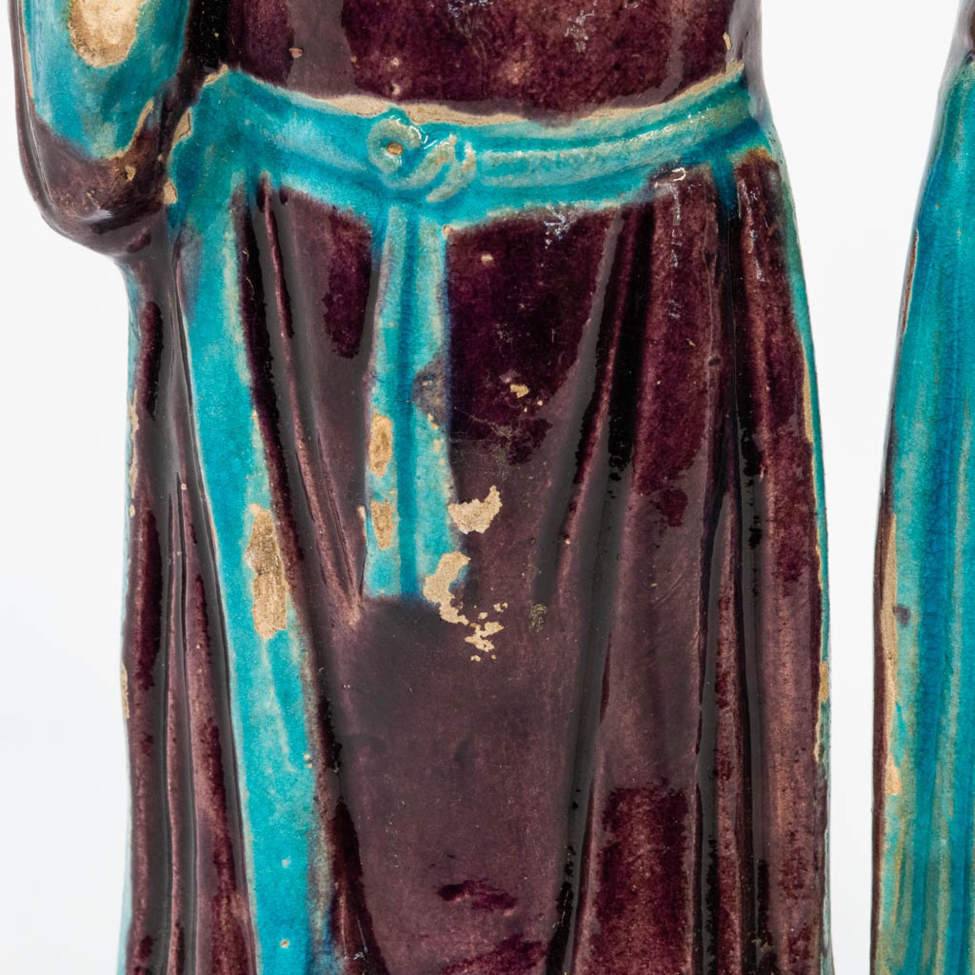 A statue made of glazed earthenware, a pair of Easern figurines. (8,5 x 24 x 41 cm) - Bild 11 aus 16