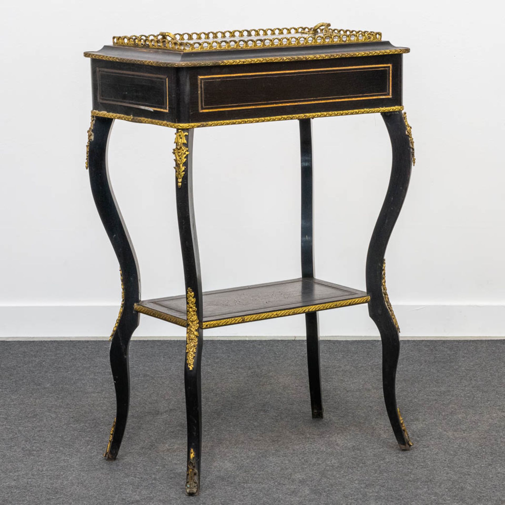 A Napoleon 3 side table, mounted with ormolu bronze and finished with a serving tray. (35 x 55 x 82  - Bild 10 aus 16