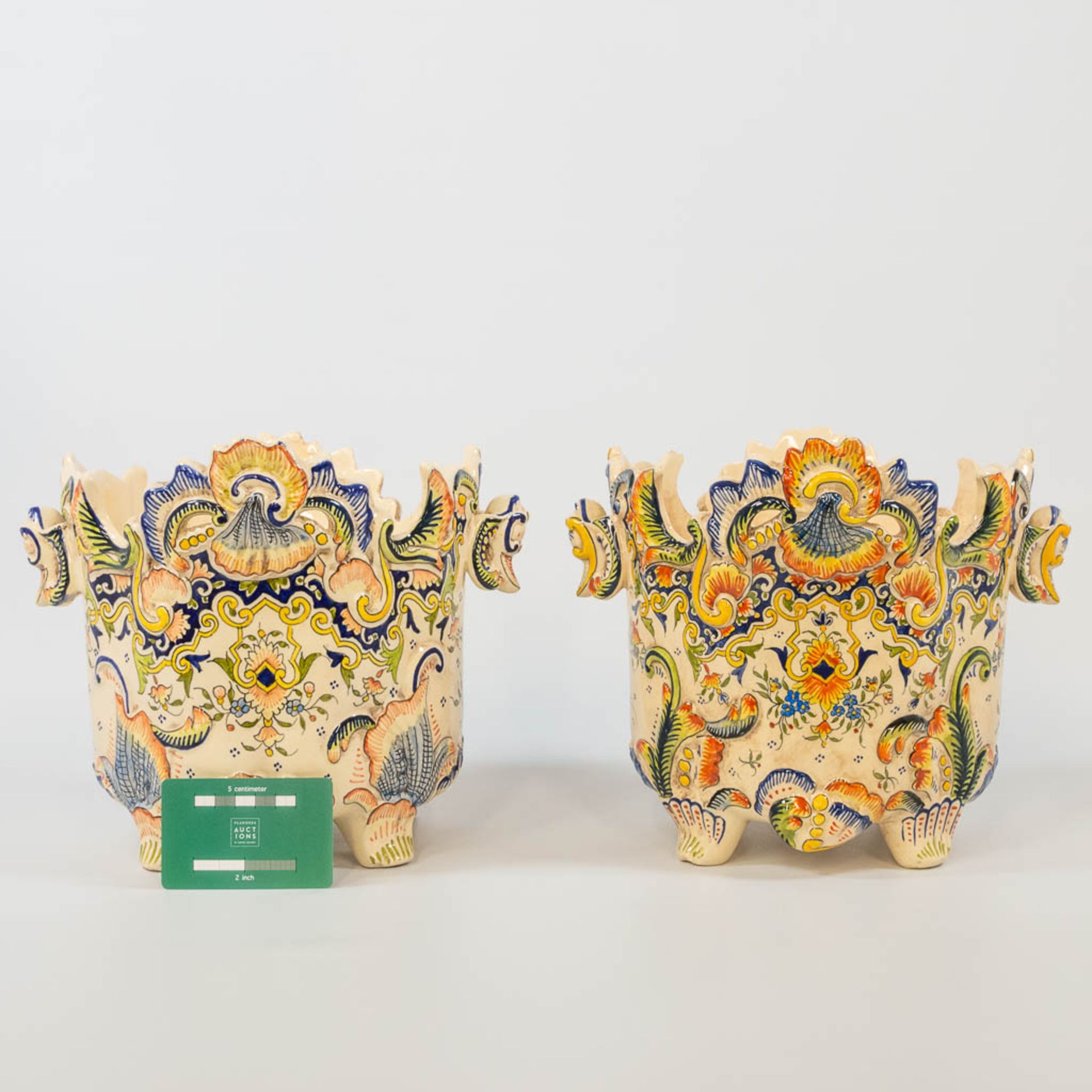 A pair of cache-pots with hand-painted decor, made of faience in Rouen, France. (23 x 27 x 22 cm) - Bild 7 aus 17