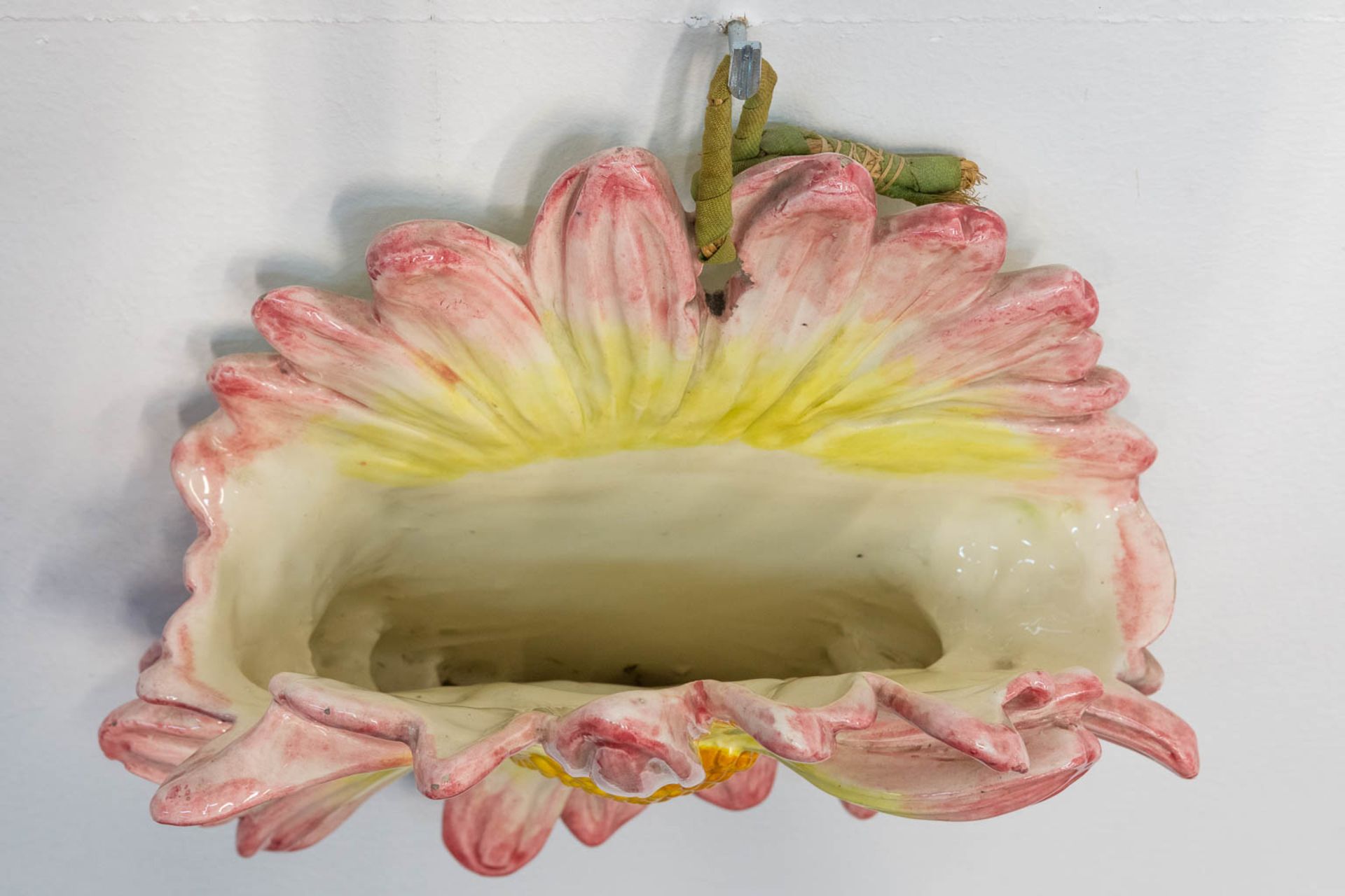 A majolica wall pocket flower vase, in the shape of a flower. Marked JVF on the back. (13 x 27 x 30, - Bild 8 aus 9