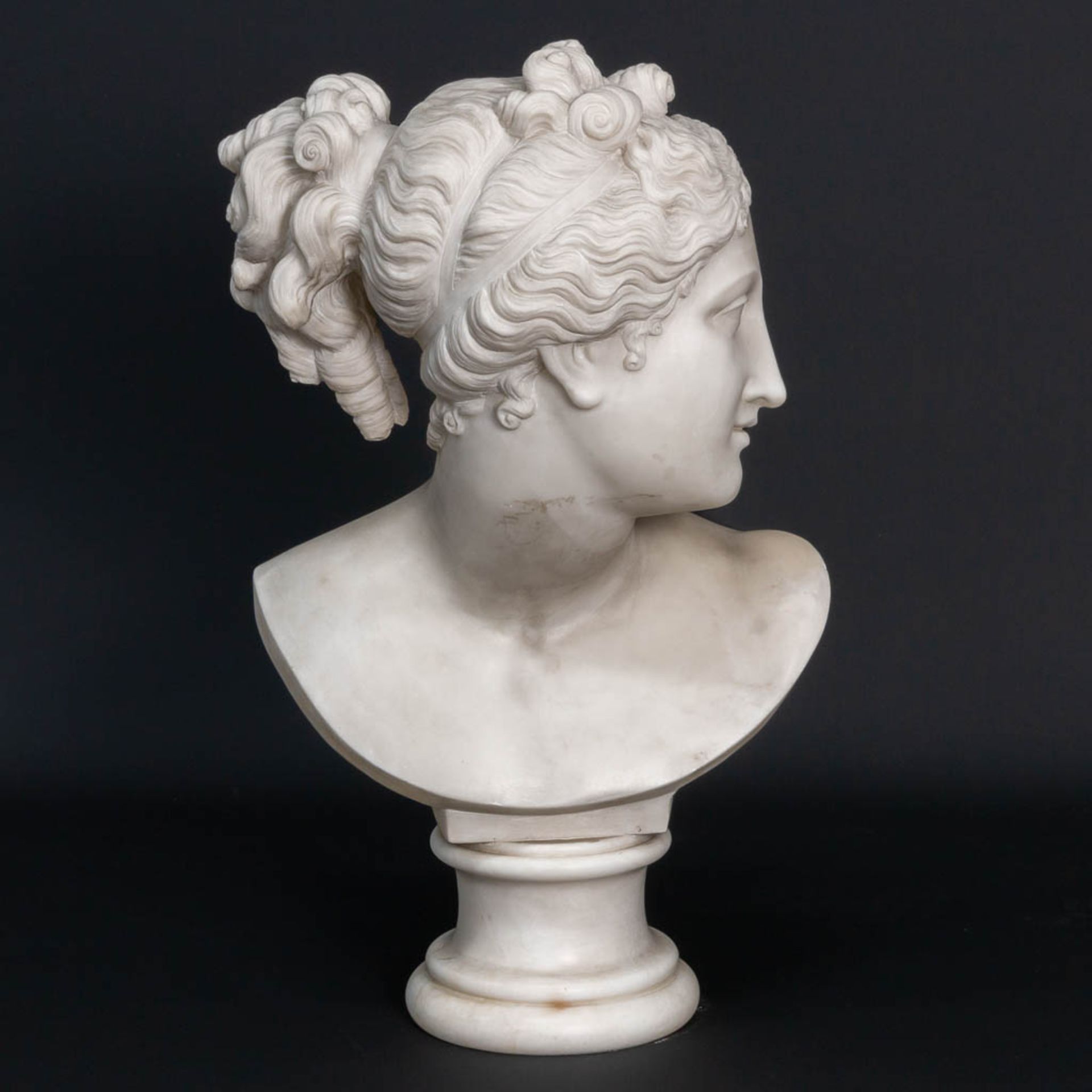 An imposing and beautiful bust of a lady, sculptured in white Carrara marble and marked G. Pettini a - Bild 3 aus 8