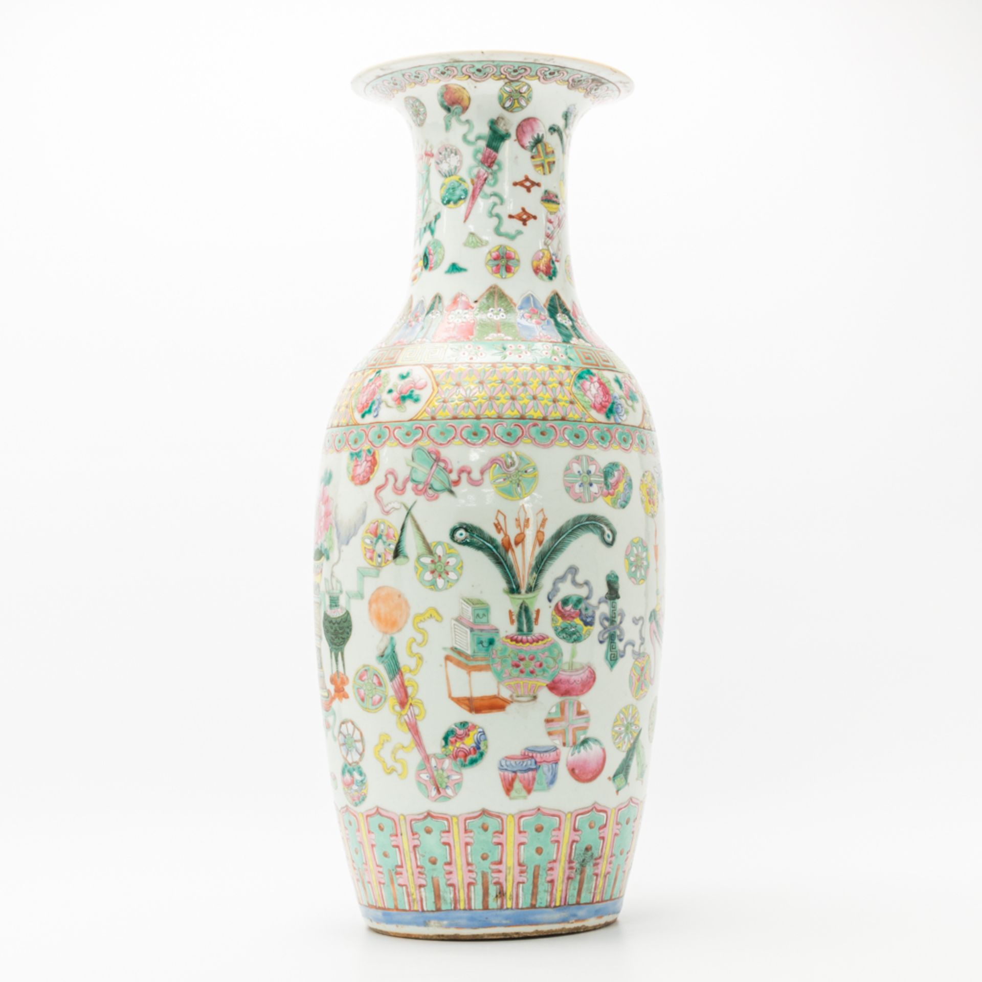 A Chinese vase with decor of symbols of happiness. 19th/20th century. (61 x 25 cm) - Bild 4 aus 20