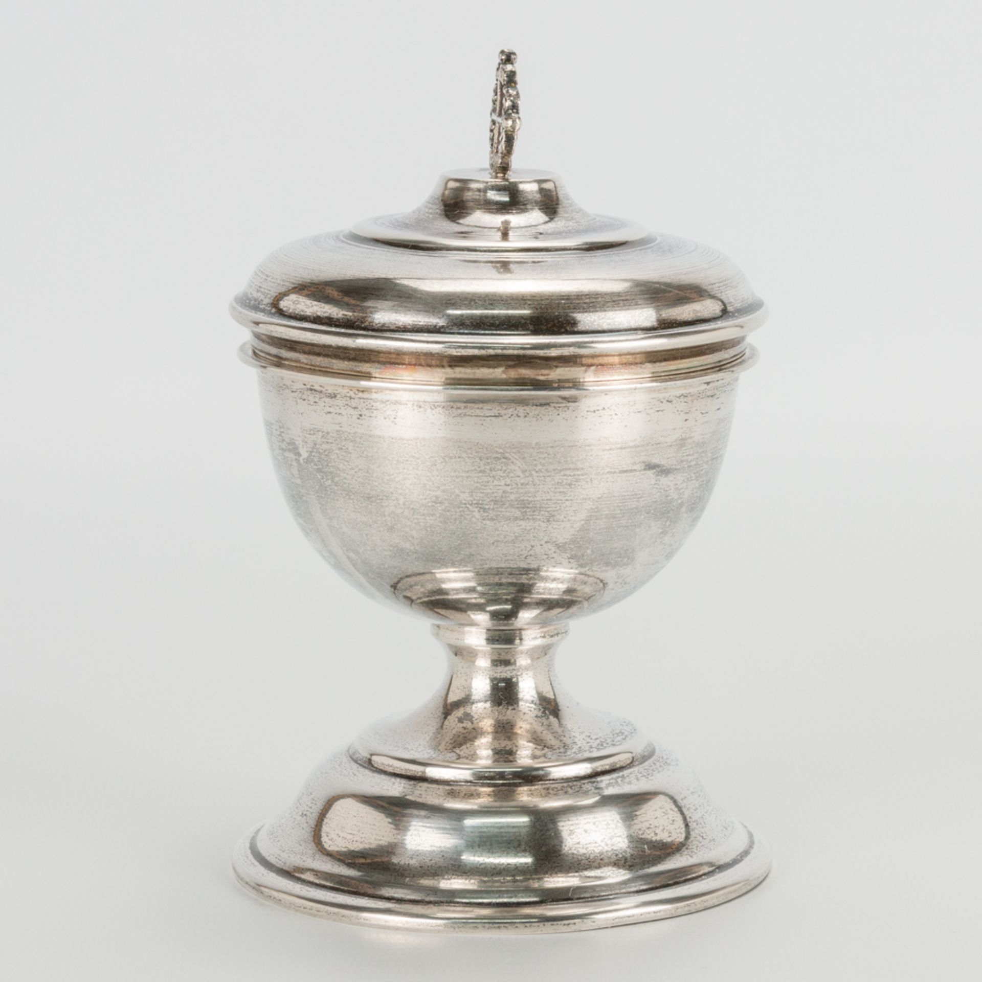 An antique silver ciborium with spoon. . (14 x 9 cm) - Bild 4 aus 11