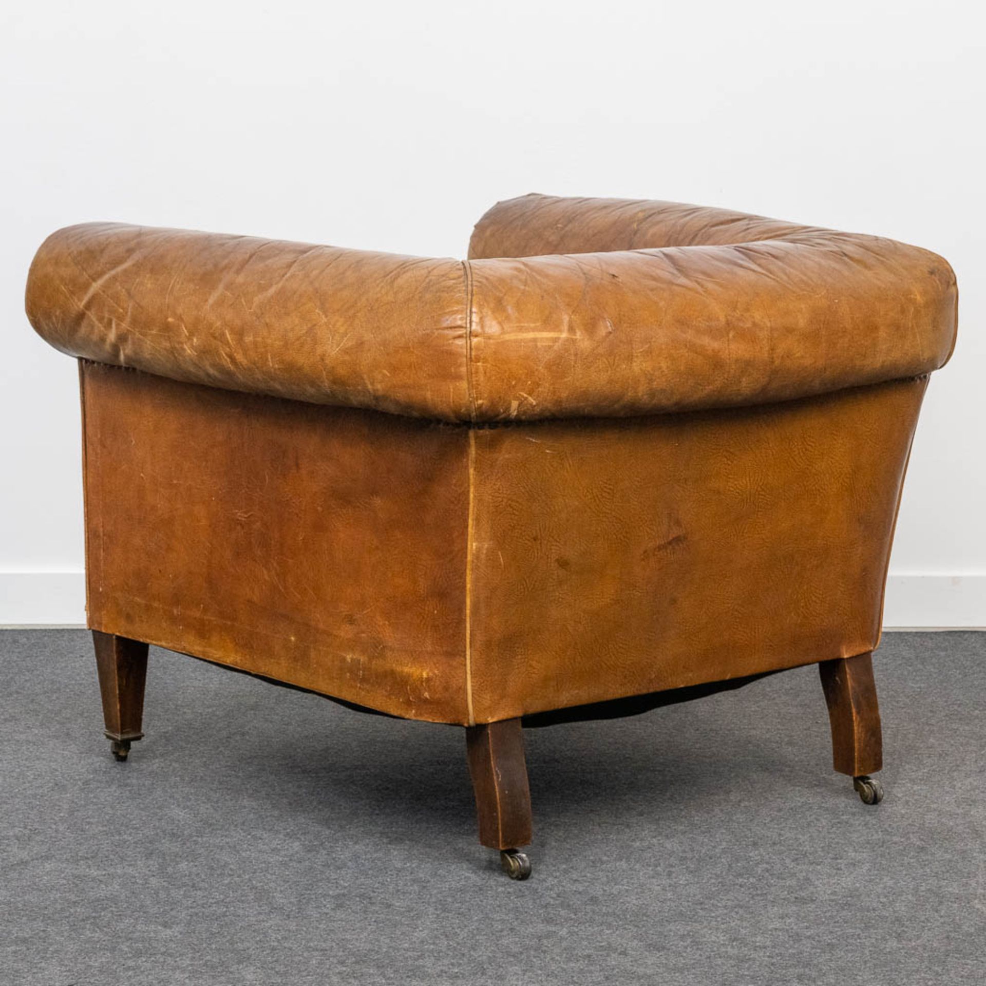 An antique leather club sofa. The first half of the 20th century. (85 x 88 x 70 cm) - Bild 3 aus 18