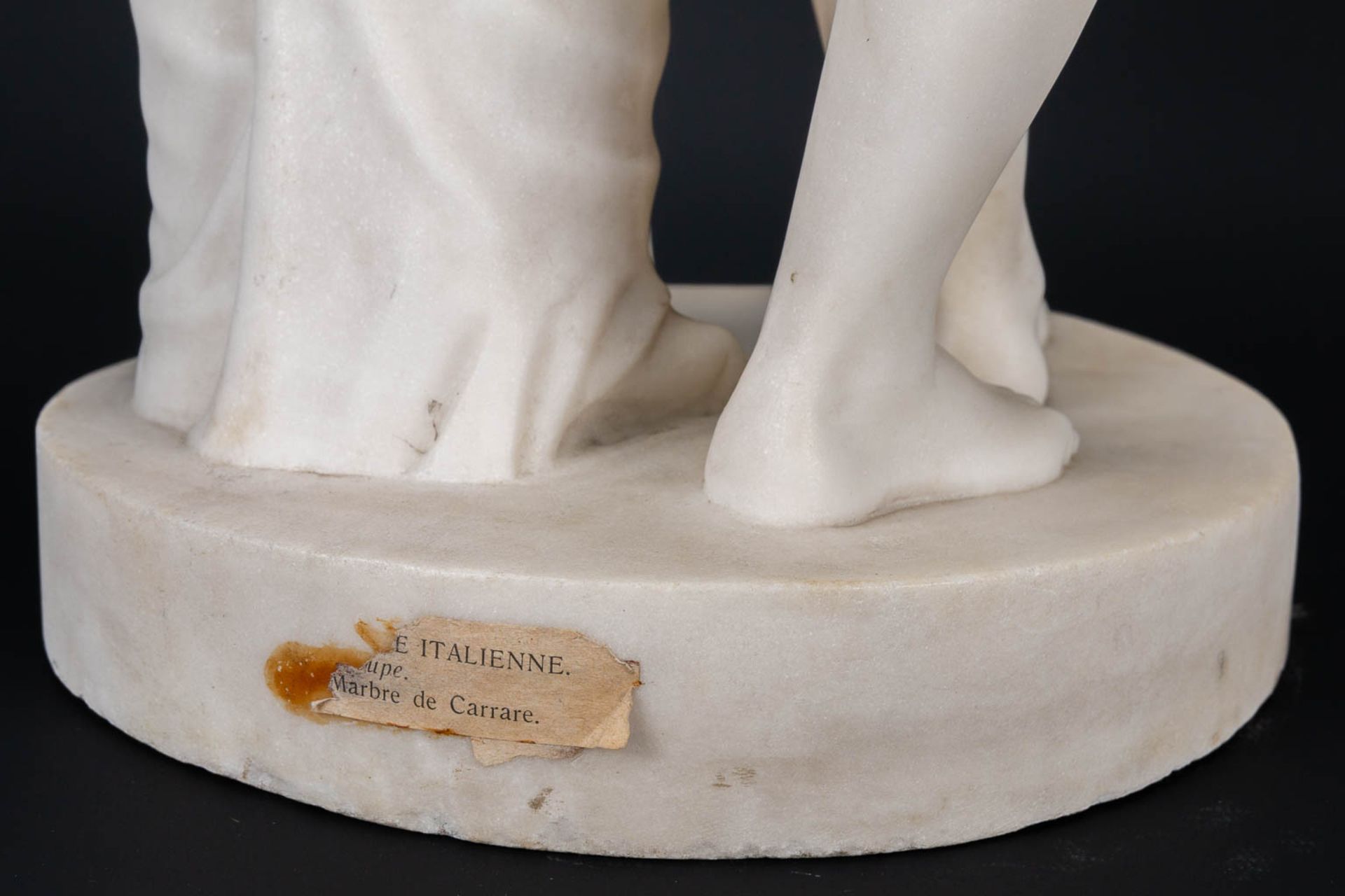 No signature found, a Carrara marble statue 'The Kiss', made in Italy, 19th century. (19 x 20 x 56 c - Bild 3 aus 13