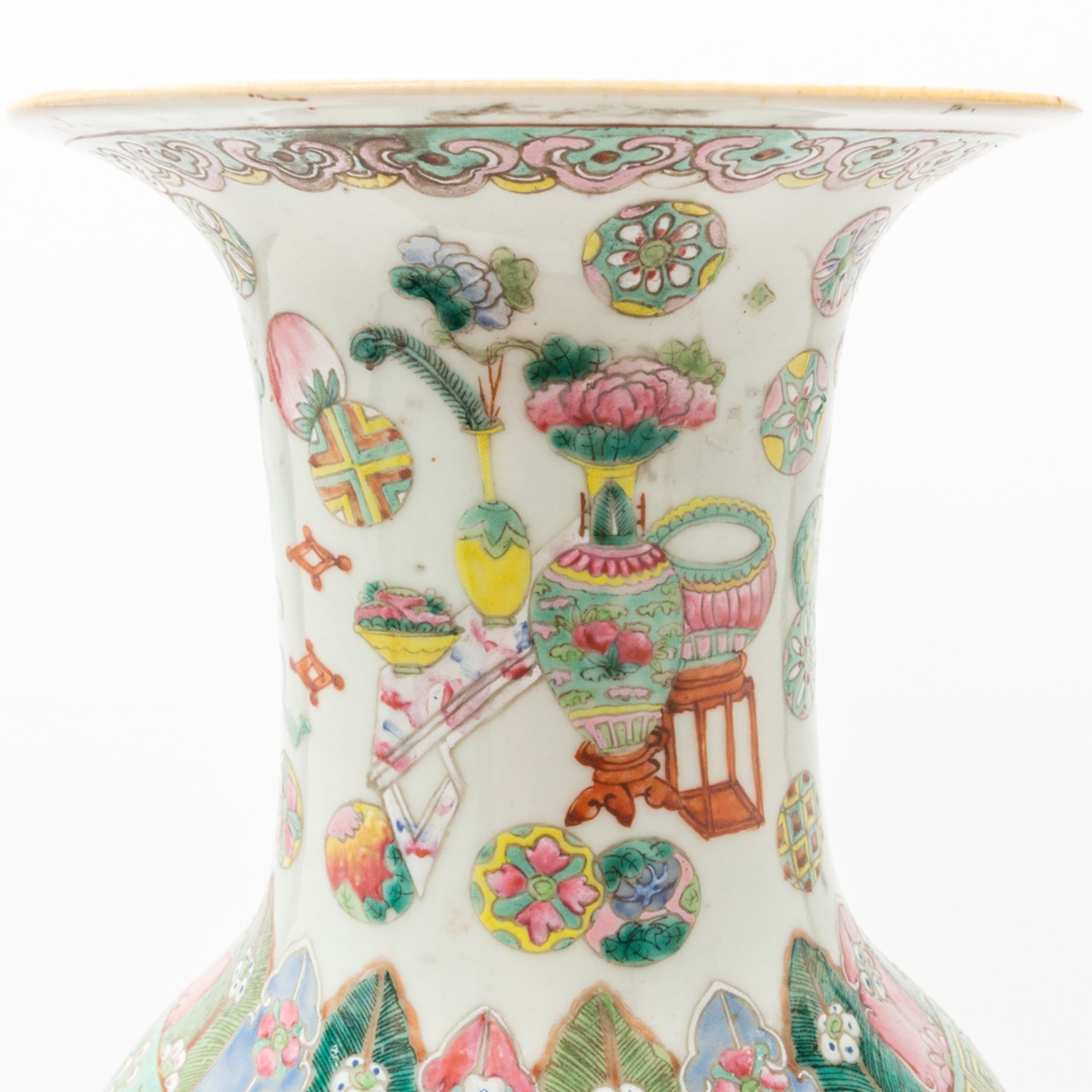 A Chinese vase with decor of symbols of happiness. 19th/20th century. (61 x 25 cm) - Bild 11 aus 20