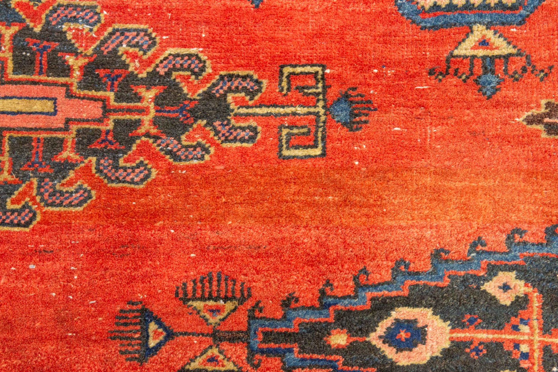 An Oriental hand-made carpet. (330 x 215 cm). - Bild 6 aus 8