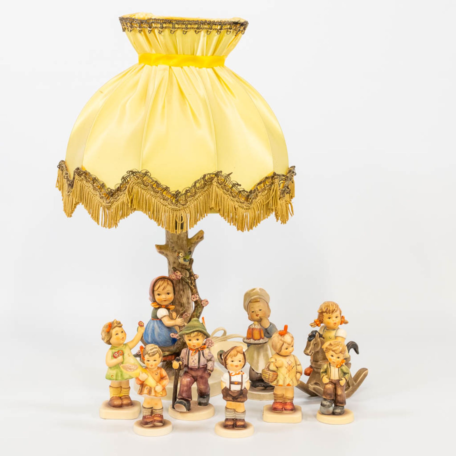 A collection of 6 Hummel statues and a table lamp. (20,5 cm)