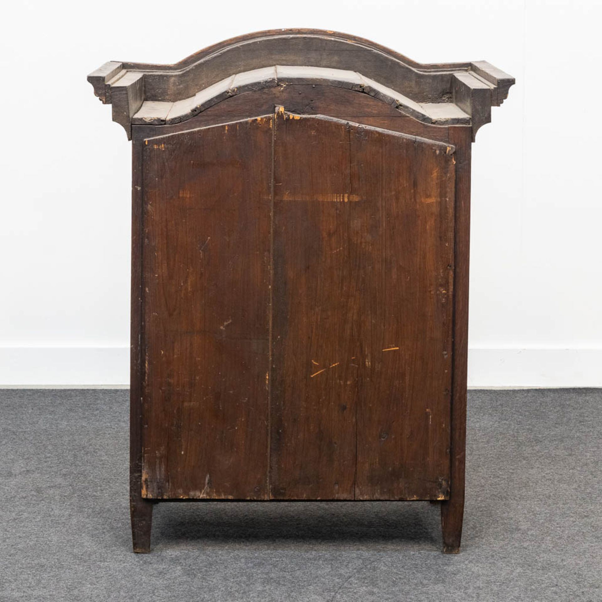 A small antique display cabinet. 18th century. (38 x 63 x 79 cm) - Bild 8 aus 14