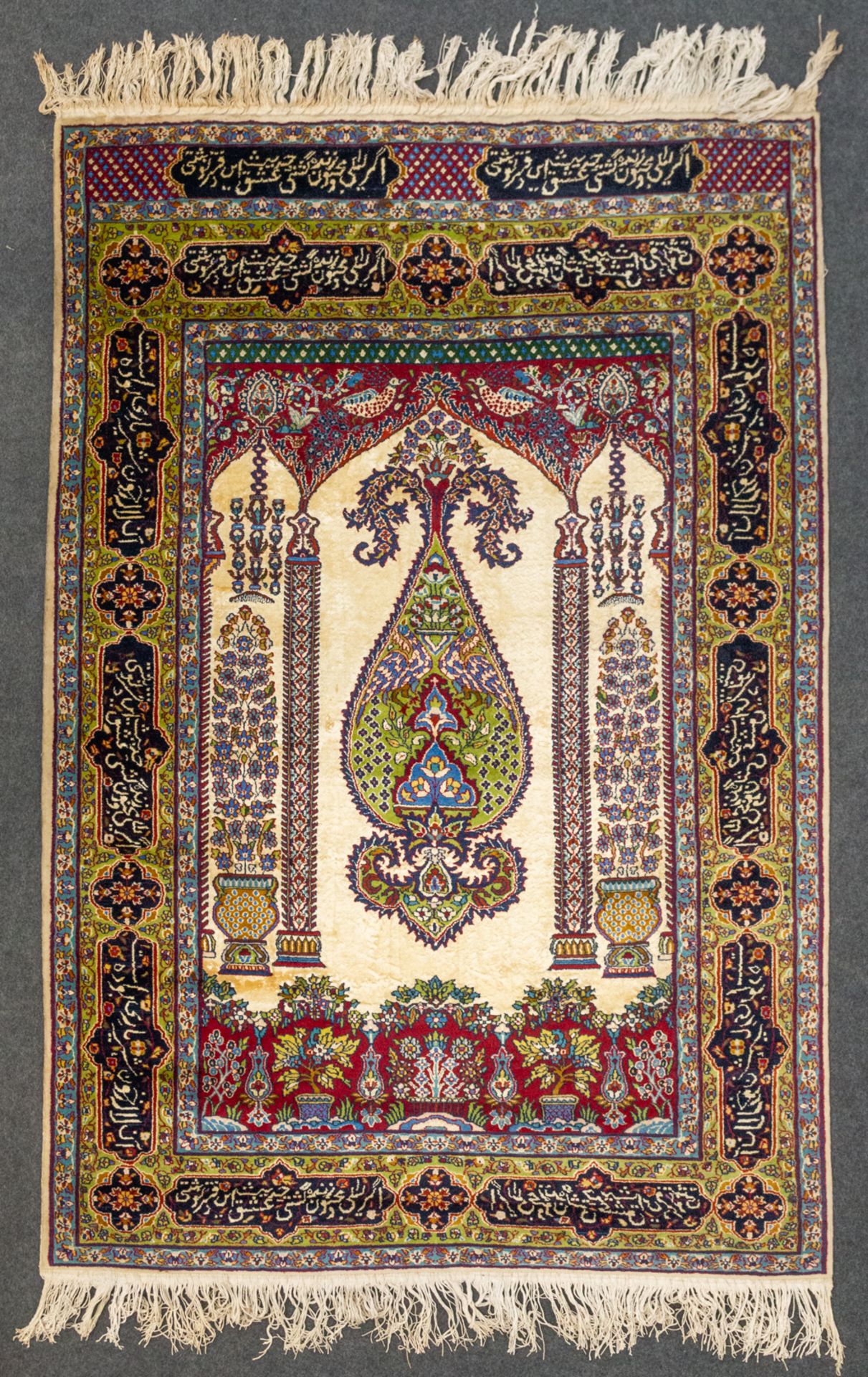 An Oriental hand-made and signed carpet, made of Cashemir. Combination of wool and silk. (185 x 123 - Image 6 of 9