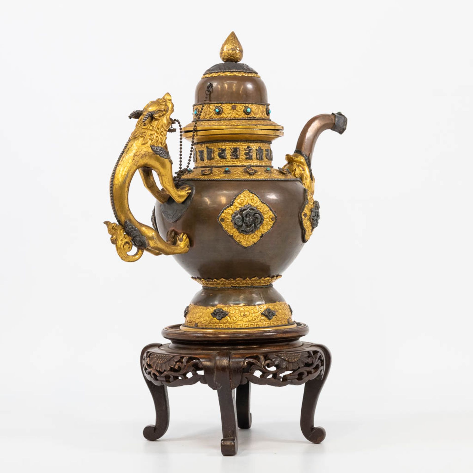 An exceptional Tibetan/Nepalese ceremonial ewer made of copper with gilt decorations - Bild 5 aus 20