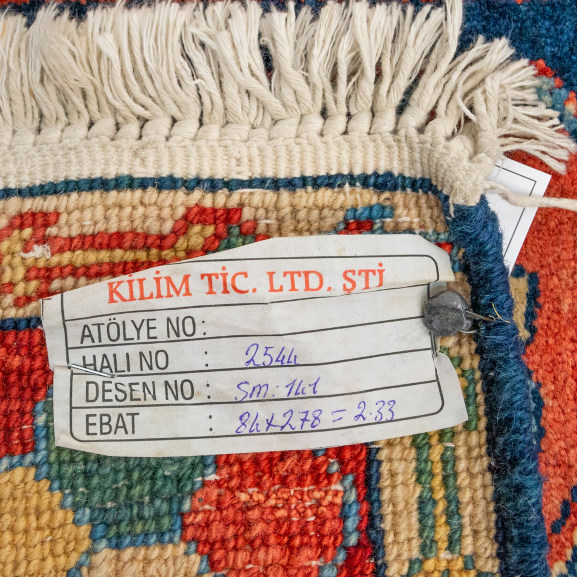 A collection of 2 eastern Kelim hand-made carpets. (84 x 272)(85 x 101). - Bild 3 aus 17
