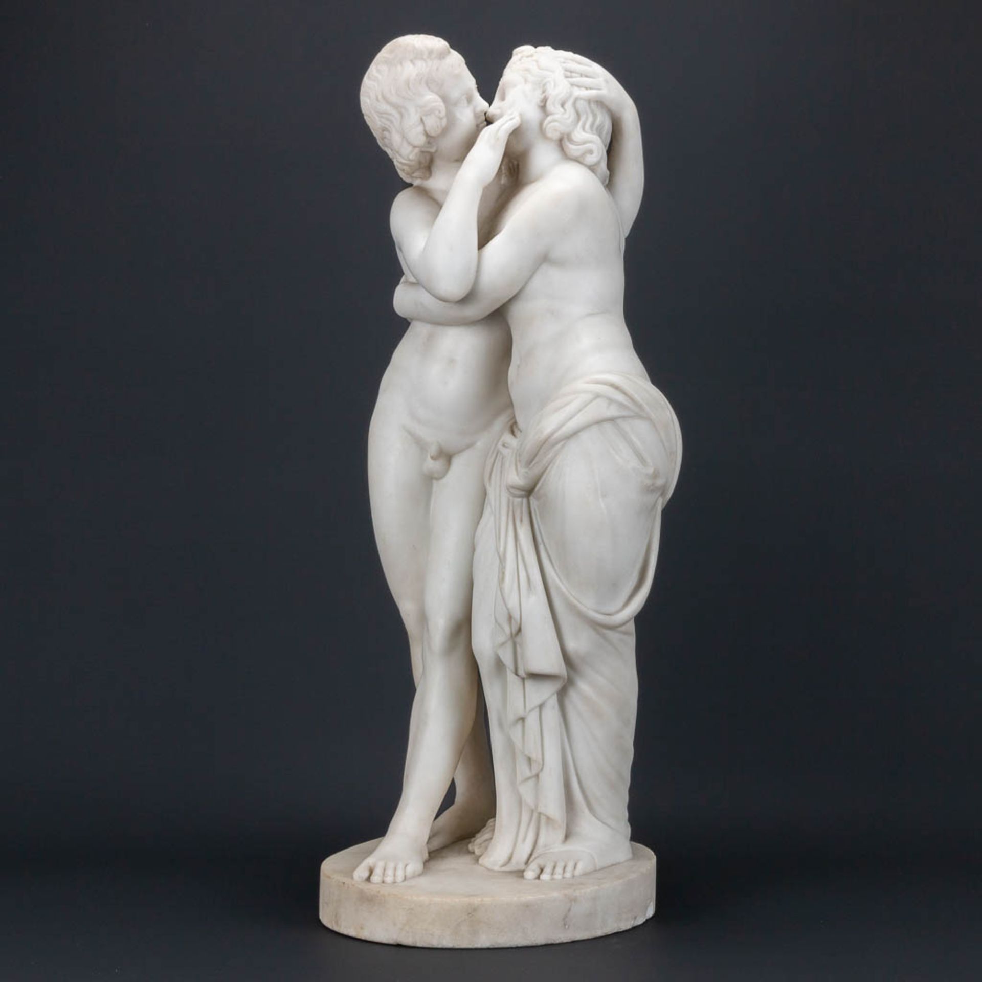 No signature found, a Carrara marble statue 'The Kiss', made in Italy, 19th century. (19 x 20 x 56 c - Bild 11 aus 13