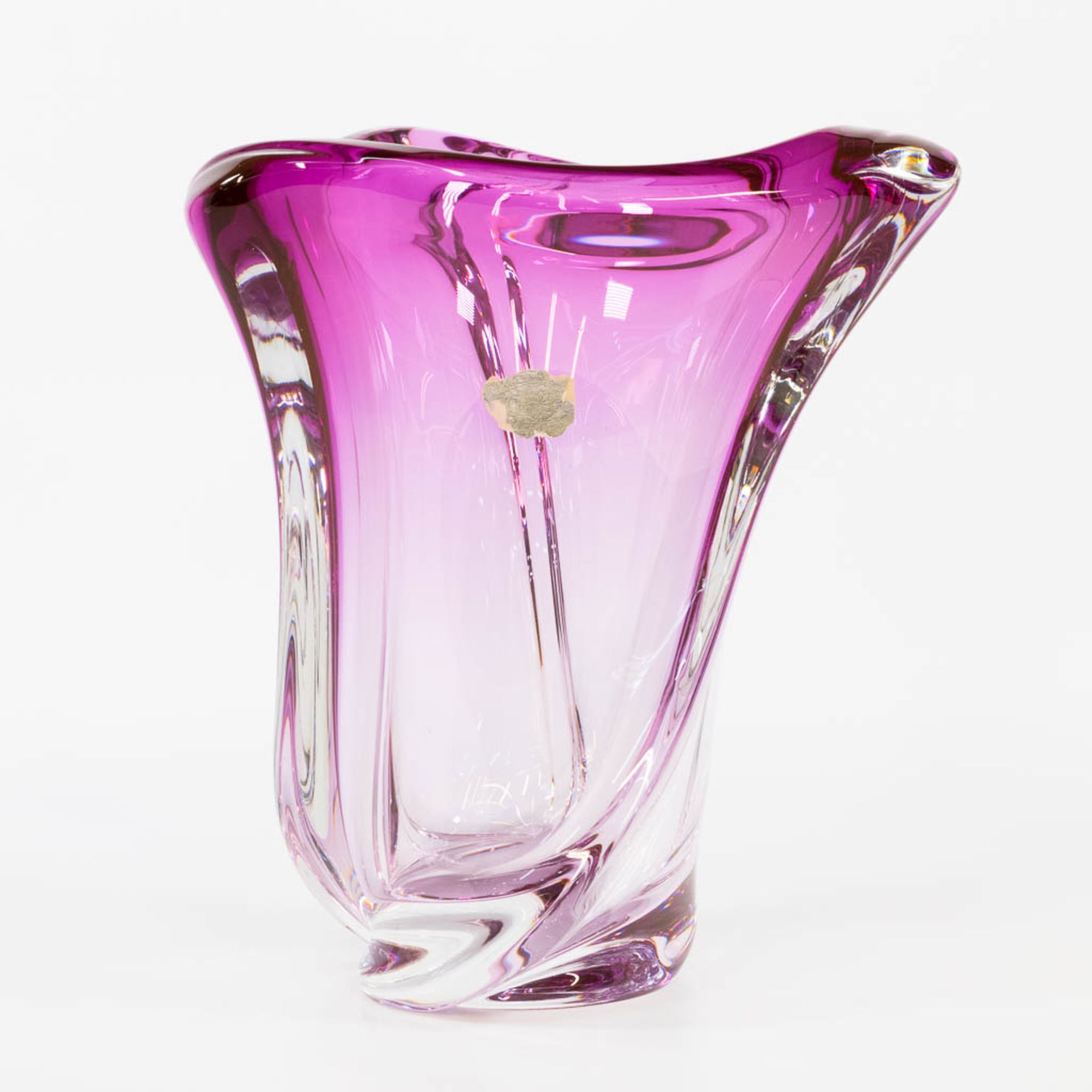 A large vase made of colored crystal. Marked Val Saint Lambert, and made in Belgium. (23 x 23 x 26 c