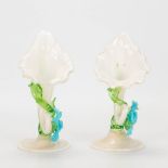 A pair of hand-made display vases in the shape of a flower, made in Murano, Italy. (9,5 x 20 x 9 cm)