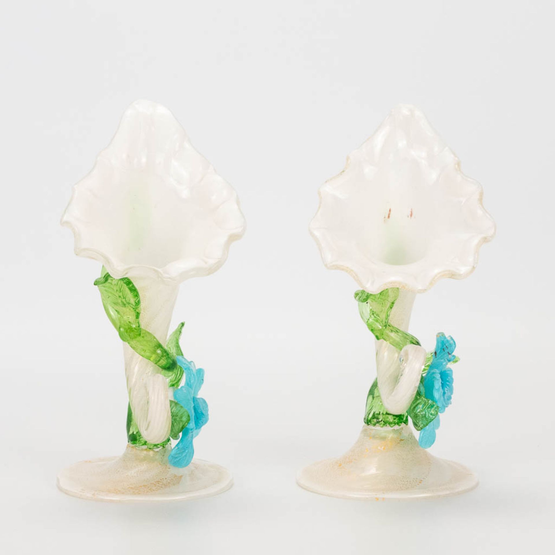 A pair of hand-made display vases in the shape of a flower, made in Murano, Italy. (9,5 x 20 x 9 cm)