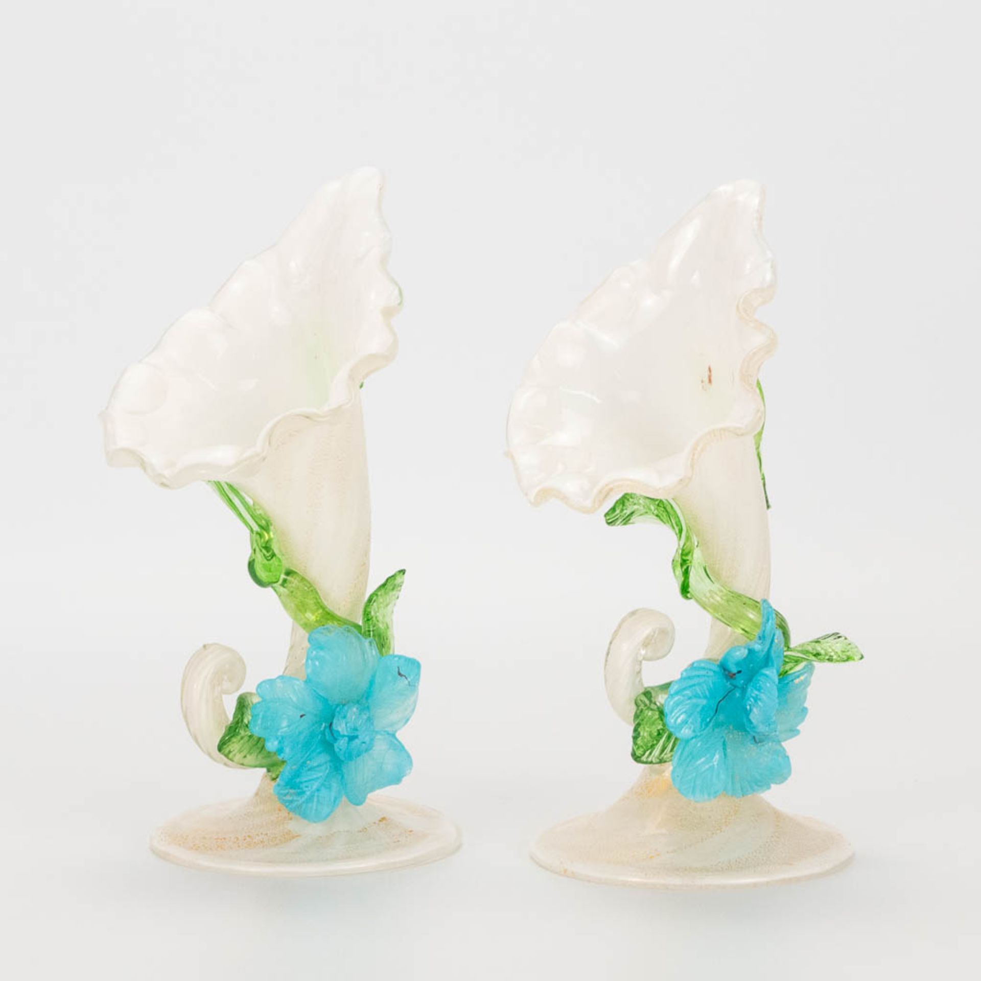 A pair of hand-made display vases in the shape of a flower, made in Murano, Italy. (9,5 x 20 x 9 cm) - Bild 5 aus 23