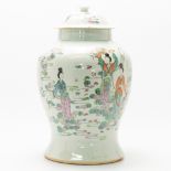 A Chinese vase with lid, with decor of lady's in court, marked on the base. 19th/20th century. (42 x