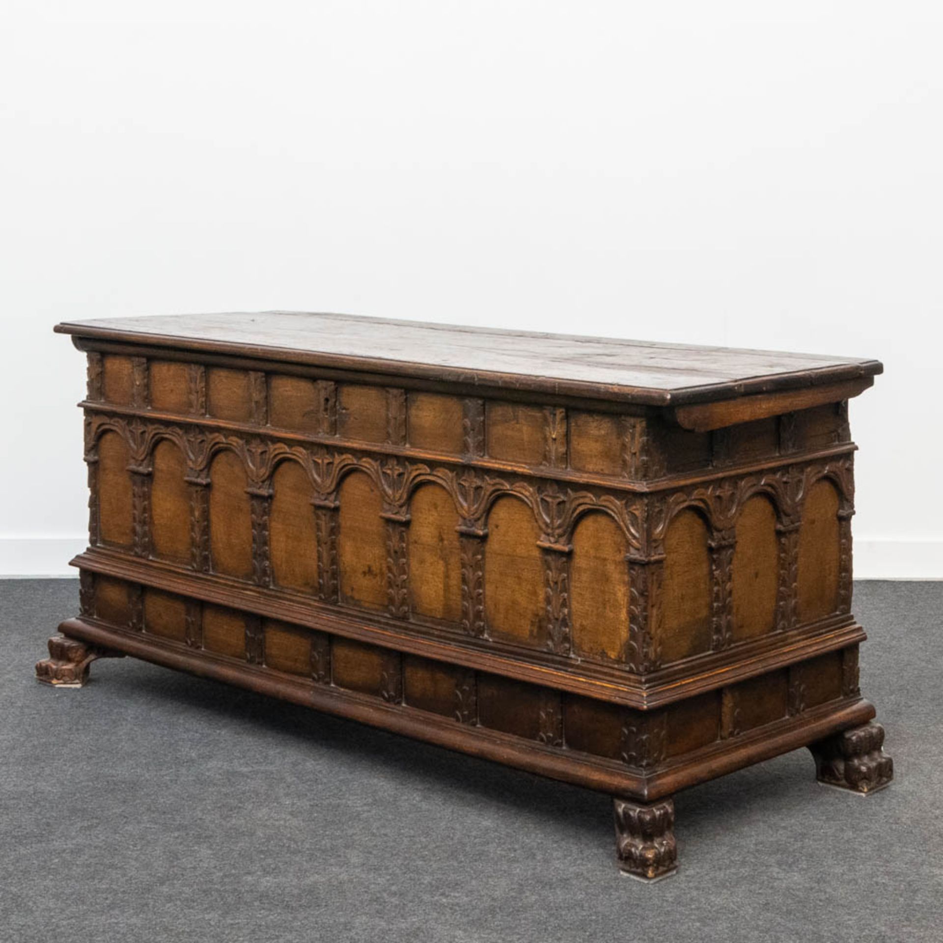 An antique chest, probably of Southern European origin. 18th century. (57 x 142 x 63 cm) - Bild 9 aus 15