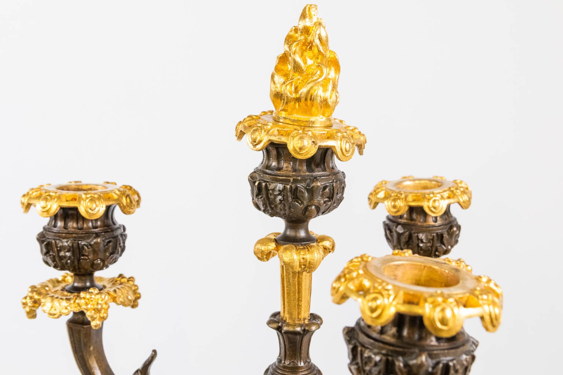 A pair of candelabra decorated with putti, combination of patinated and gilt bronze. 19th century. ( - Bild 8 aus 13
