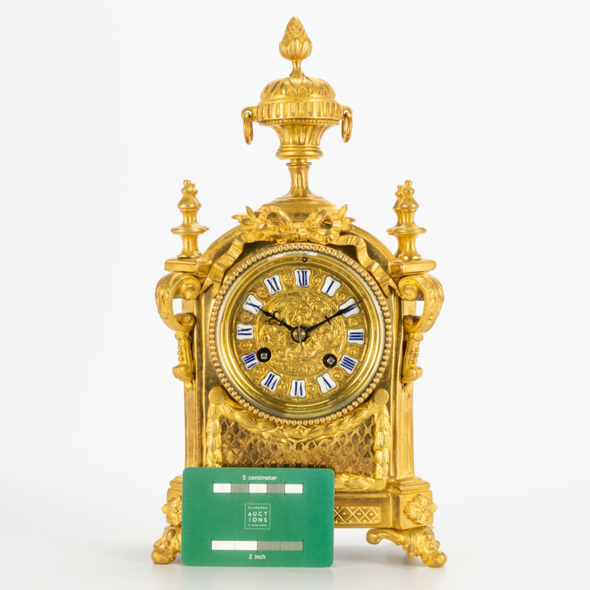 A ormolu gilt table clock made of bronze. 19th century. (10 x 17 x 31 cm) - Image 2 of 16