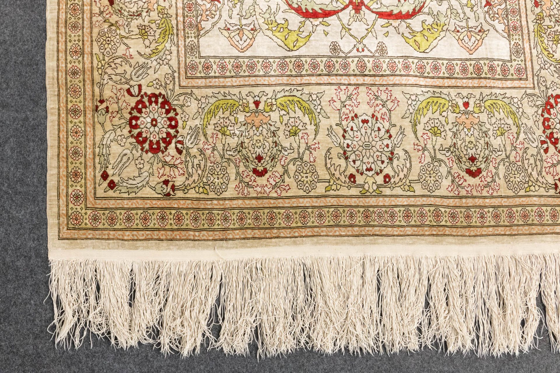 An Oriental hand-made carpet made of silk, Hereke. (135 x 102). - Bild 3 aus 5