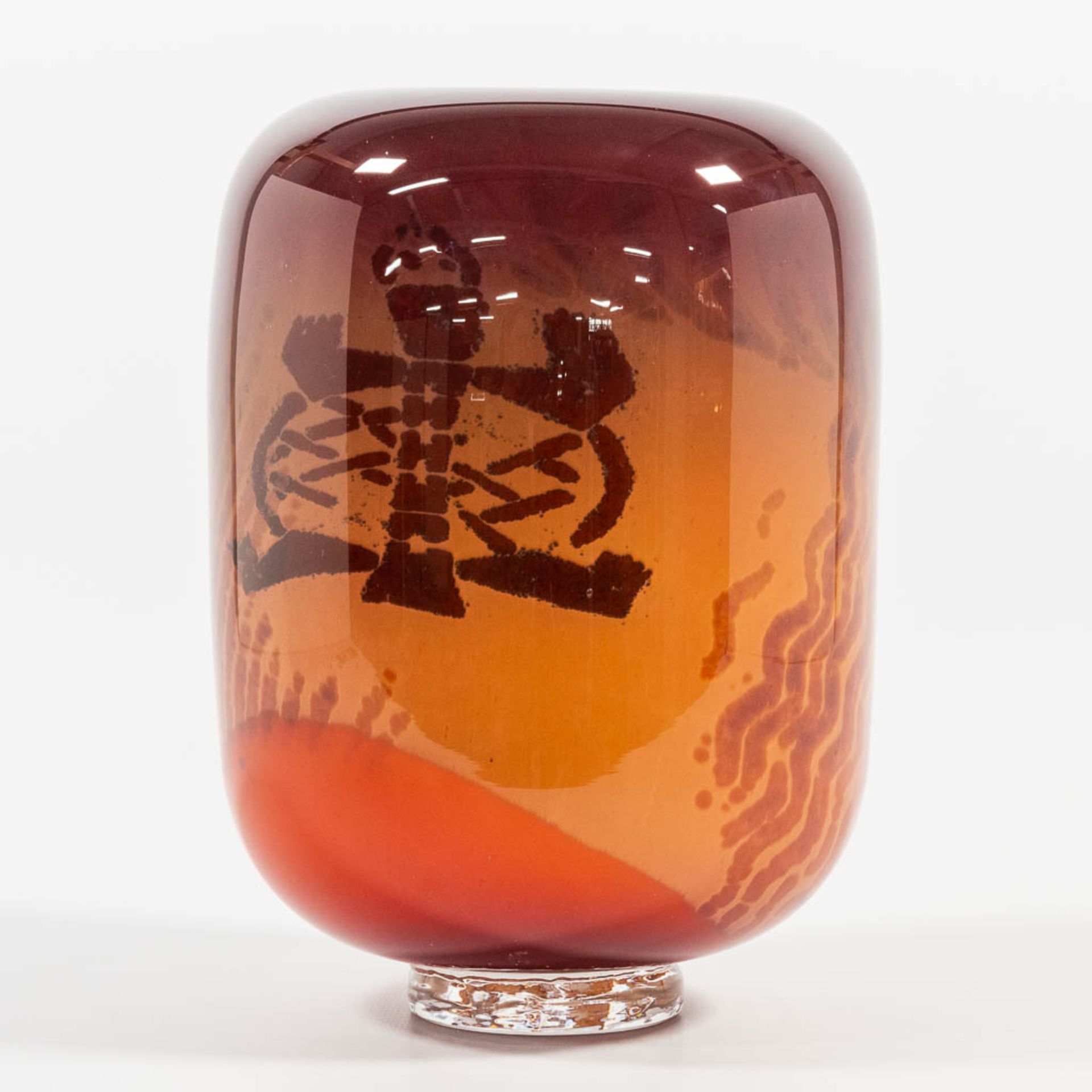 Nicolas MORIN (1959) A studio glass vase with Graal Technique. (22 x 16 cm) - Image 3 of 10