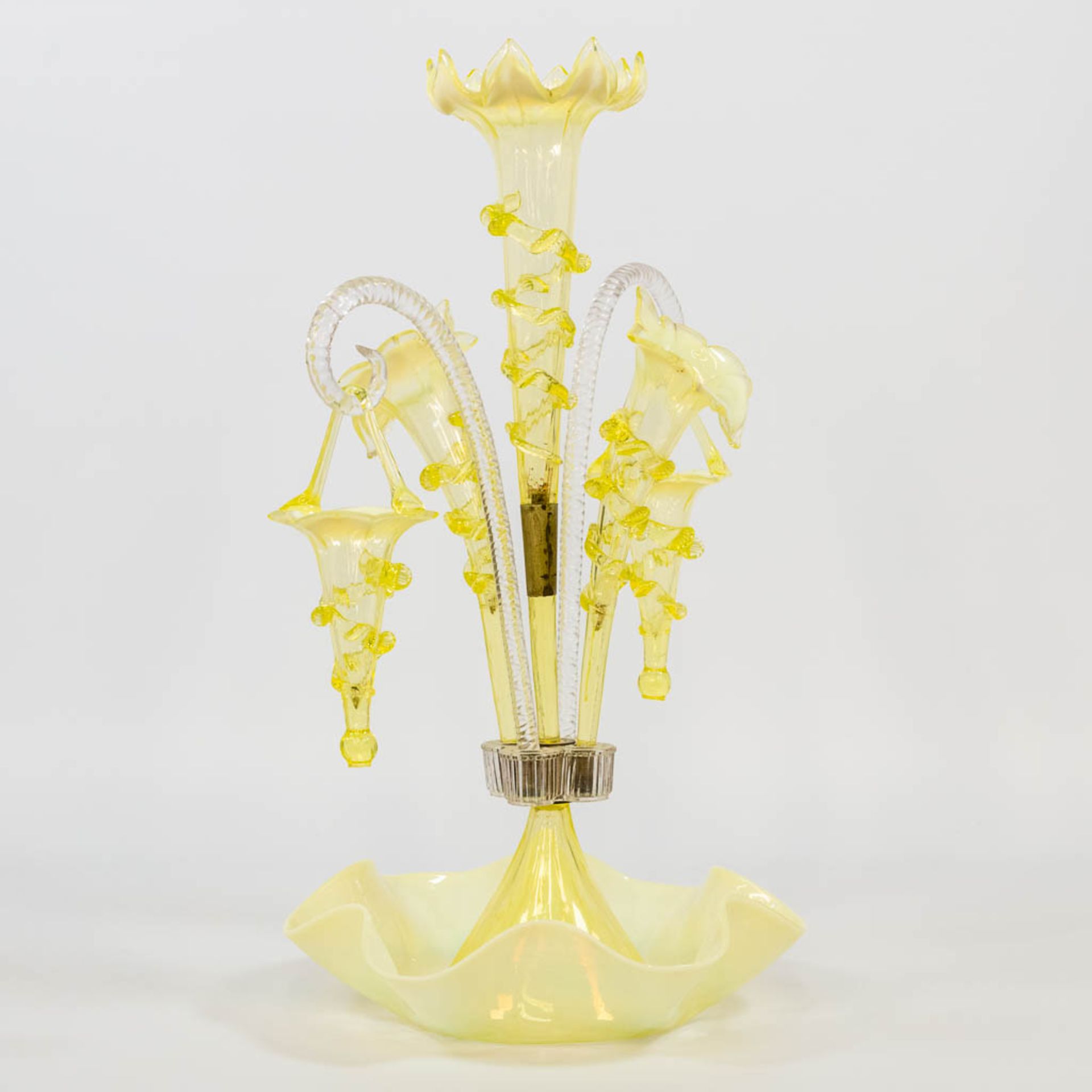 A yellow and clear glass table centrepiece pic-fleur, made in Murano, Italy. (25 x 28 x 45 cm) - Bild 3 aus 15
