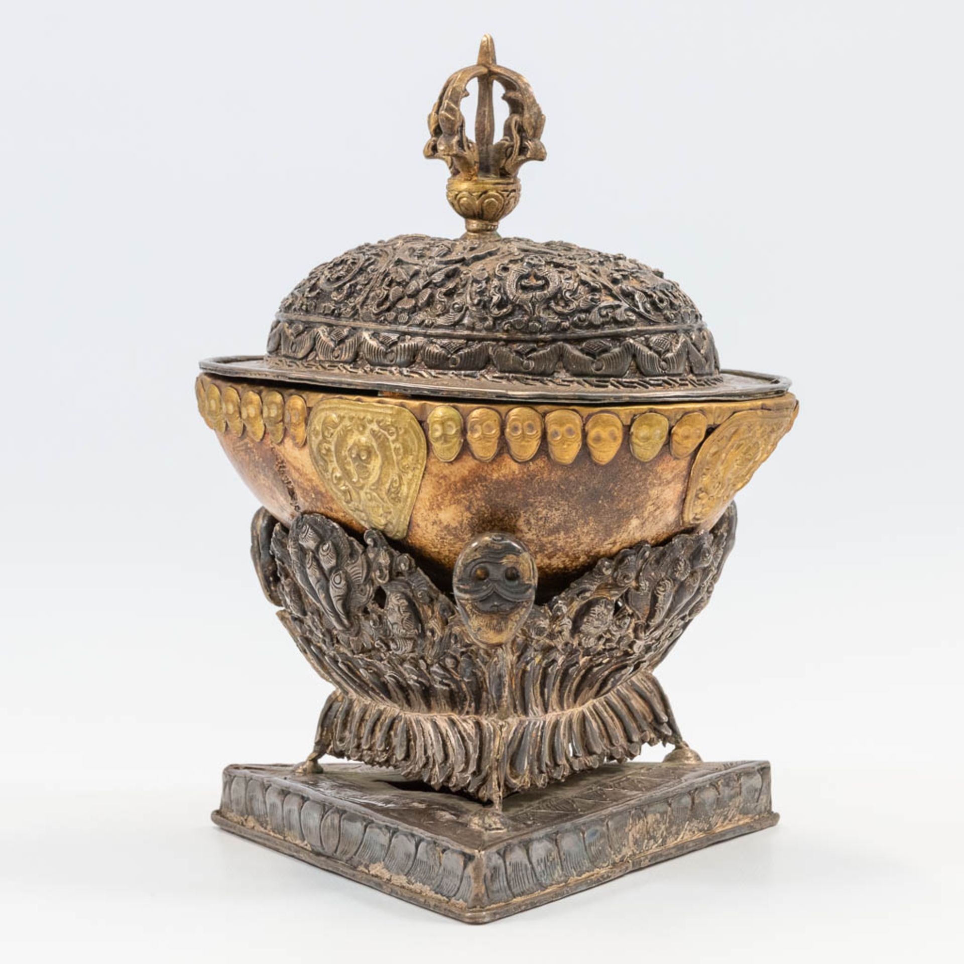 An antique Tibetan Kapala, made of a skull, decorated with brass and silver-plated elements. Decorat - Bild 11 aus 14