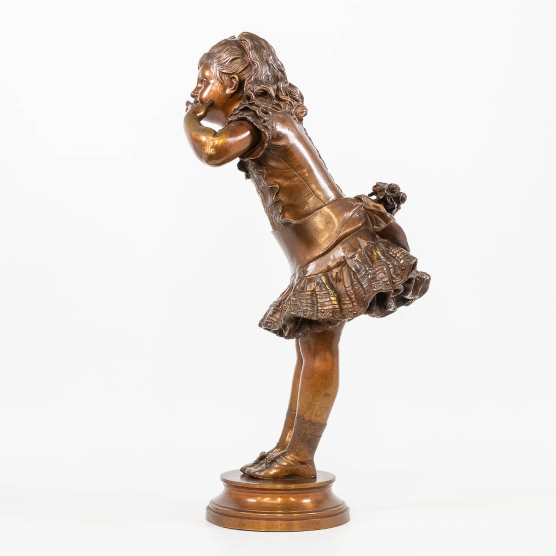 Adrien Etienne GAUDEZ (1845-1902) an elegant bronze statue of a young girl. (22,5 x 30 x 60 cm) - Bild 7 aus 14