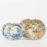 A collection of 2 pairs of Chinese porcelain. 19th/20th century. (25 cm)