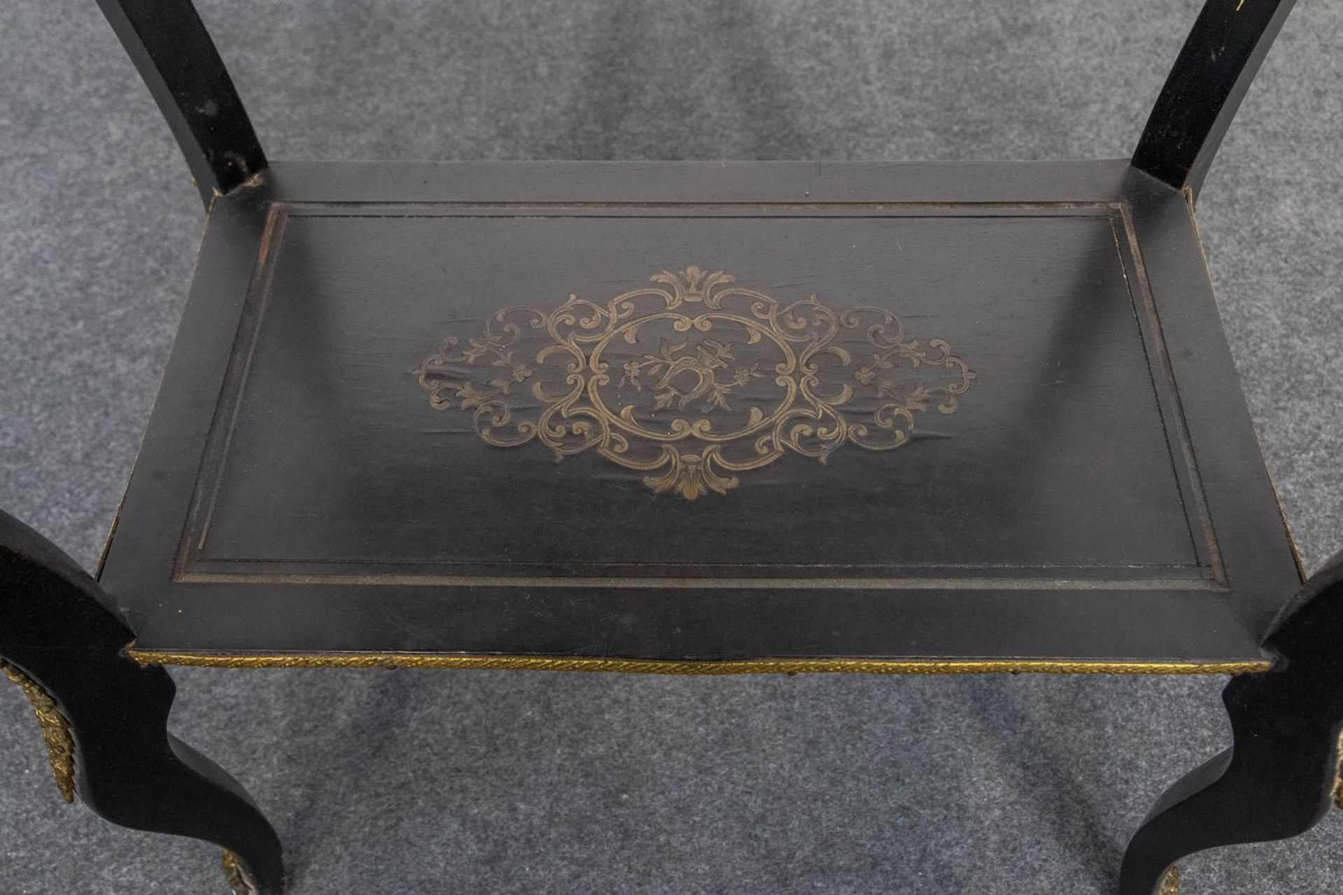 A Napoleon 3 side table, mounted with ormolu bronze and finished with a serving tray. (35 x 55 x 82  - Bild 13 aus 16