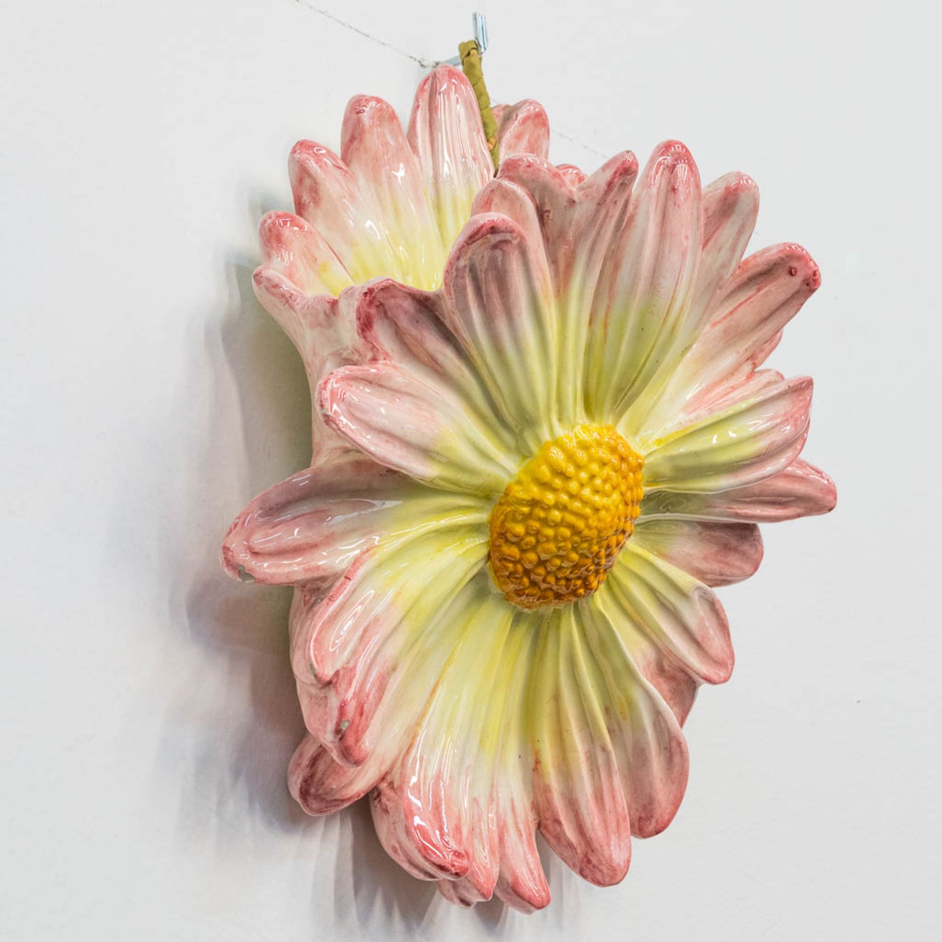 A majolica wall pocket flower vase, in the shape of a flower. Marked JVF on the back. (13 x 27 x 30, - Bild 4 aus 9