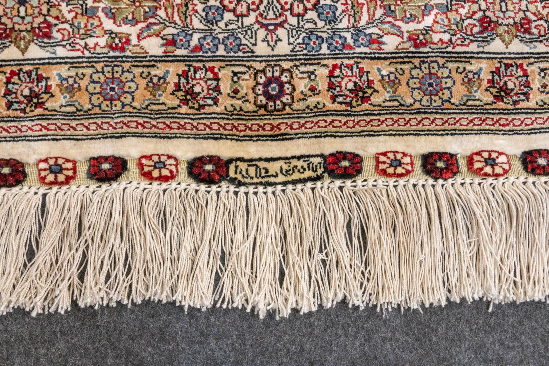 A hand-made carpet made of silk, Hereke, (122 x 77 cm).  - Bild 4 aus 6