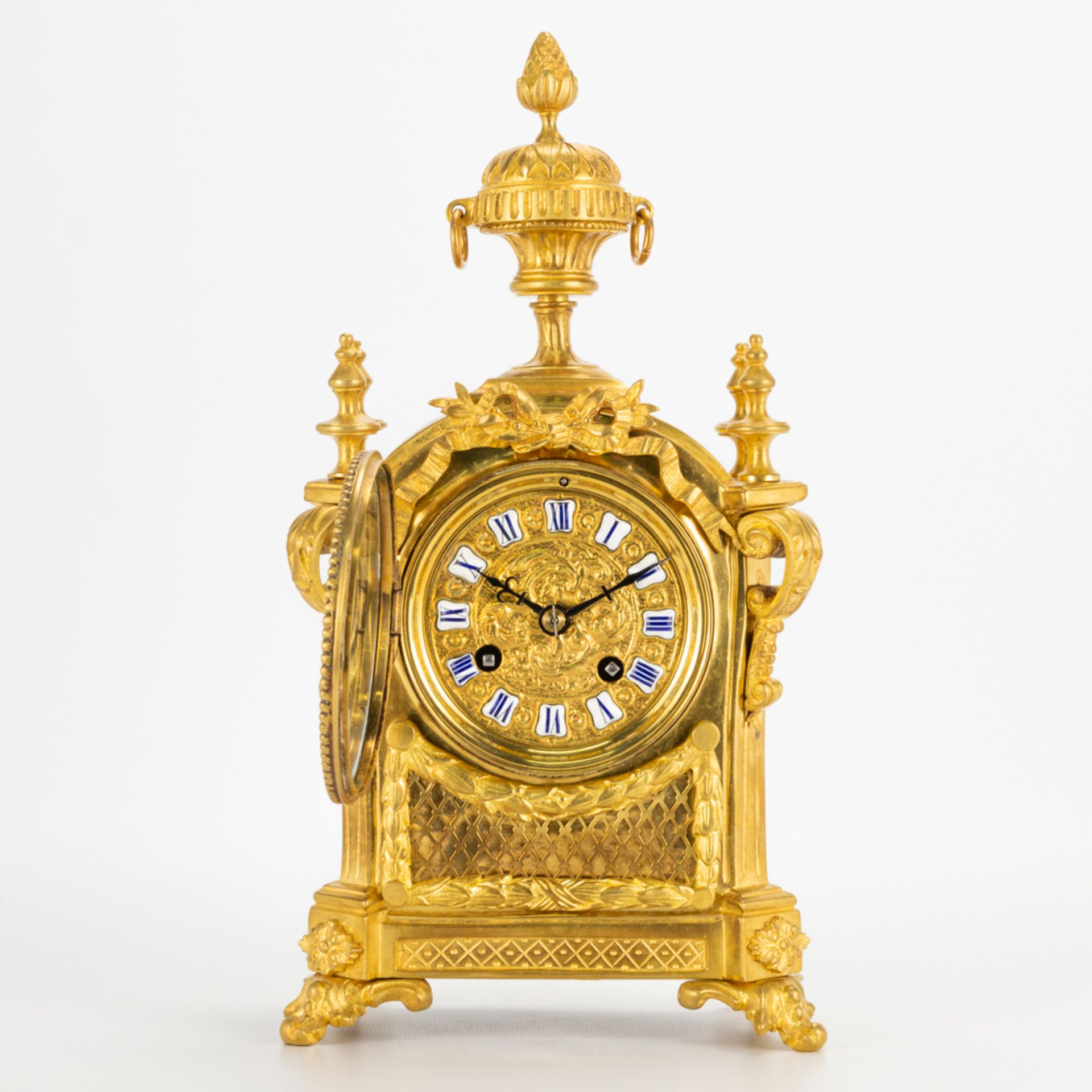 A ormolu gilt table clock made of bronze. 19th century. (10 x 17 x 31 cm) - Image 11 of 16