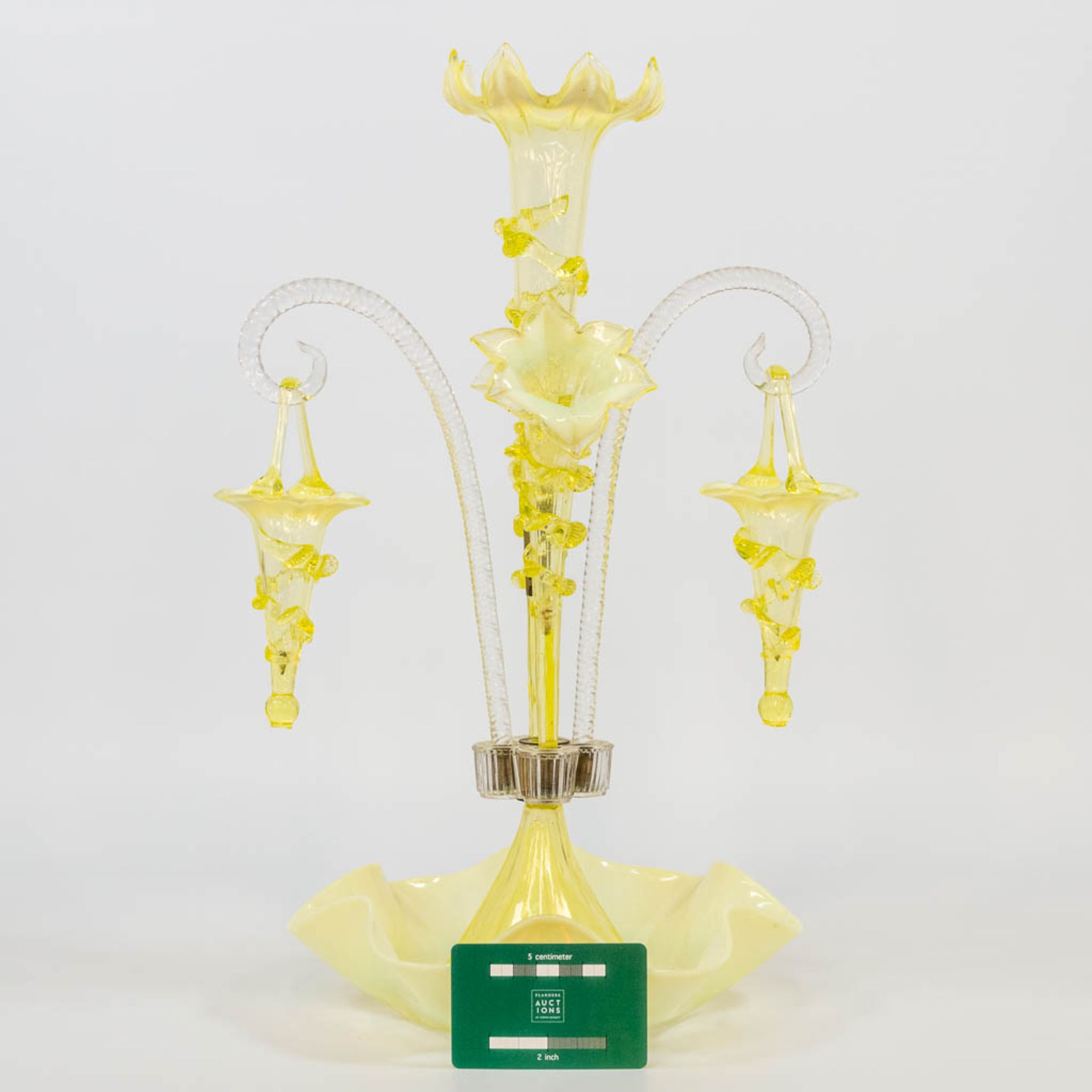 A yellow and clear glass table centrepiece pic-fleur, made in Murano, Italy. (25 x 28 x 45 cm) - Bild 2 aus 15
