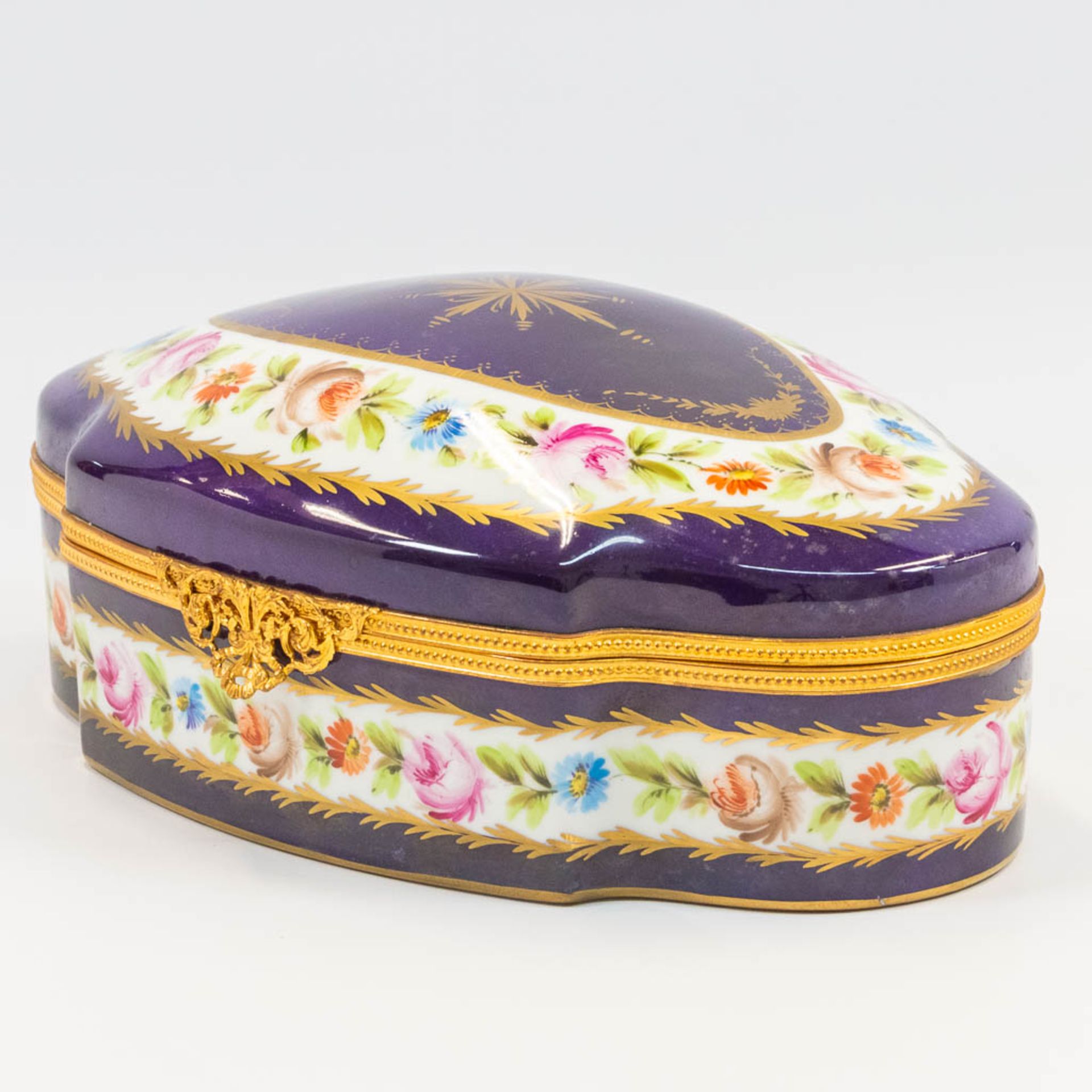 A porcelain trinklet box mounted with bronze and  hand-painted decor and marked JD. Made in Limoges, - Bild 10 aus 15
