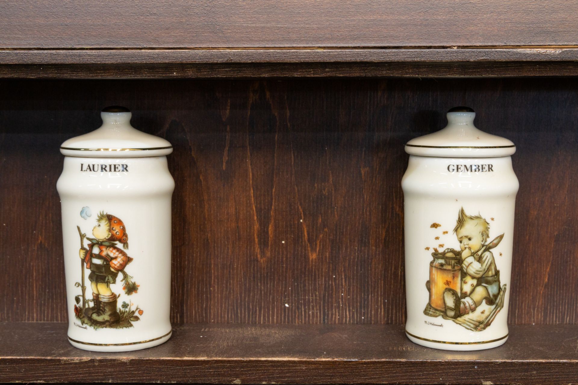 A Hummel wood spice cabinet with porcelain pots. (8 x 47 x 84 cm) - Bild 3 aus 6