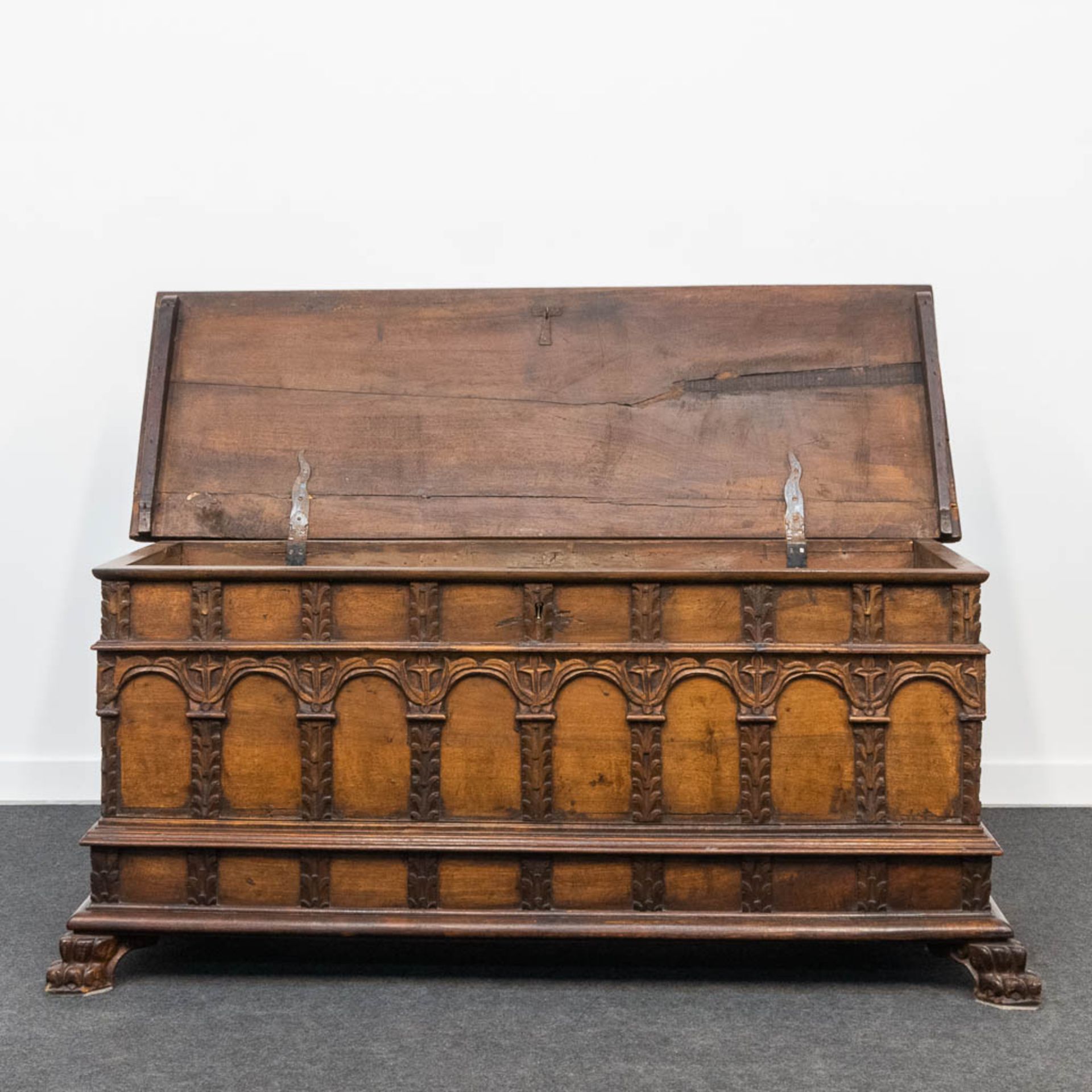 An antique chest, probably of Southern European origin. 18th century. (57 x 142 x 63 cm) - Bild 7 aus 15