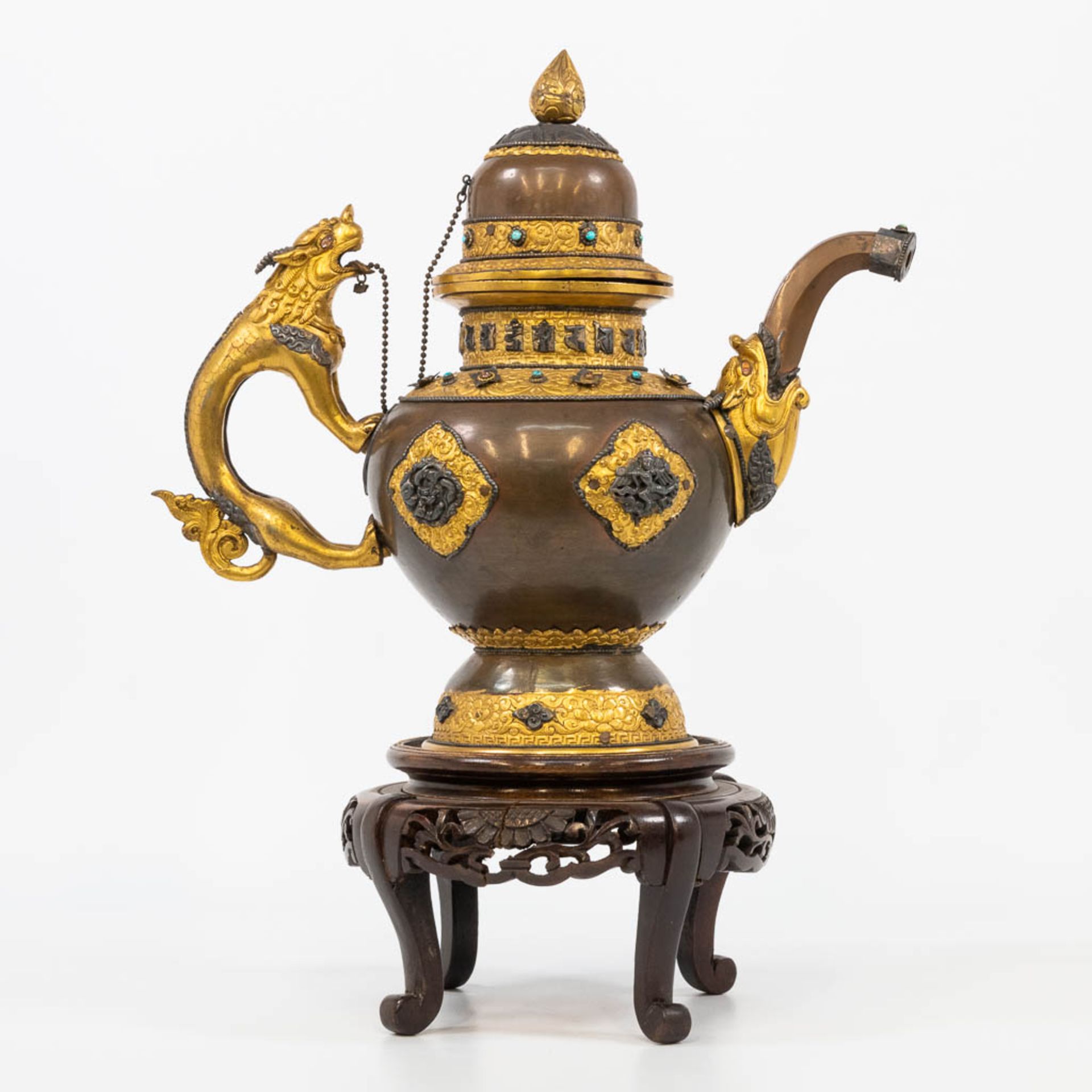 An exceptional Tibetan/Nepalese ceremonial ewer made of copper with gilt decorations - Bild 9 aus 20