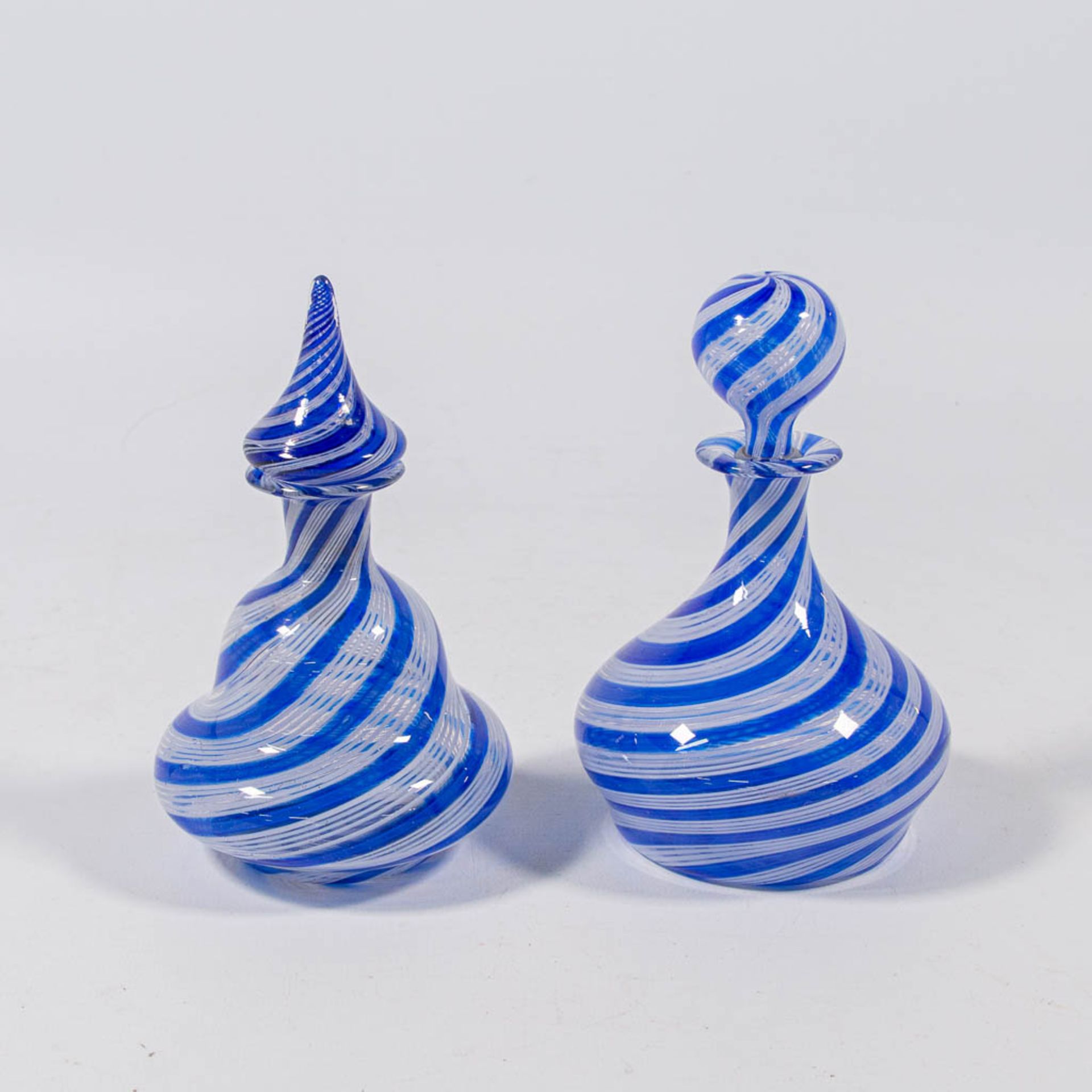 A pair of decanters with stopper, made in Murano, Italy around 1950. (15 x 9 cm) - Image 4 of 17