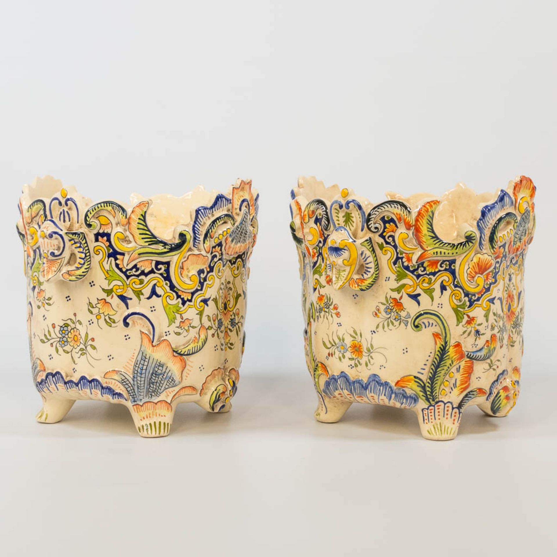 A pair of cache-pots with hand-painted decor, made of faience in Rouen, France. (23 x 27 x 22 cm) - Bild 12 aus 17